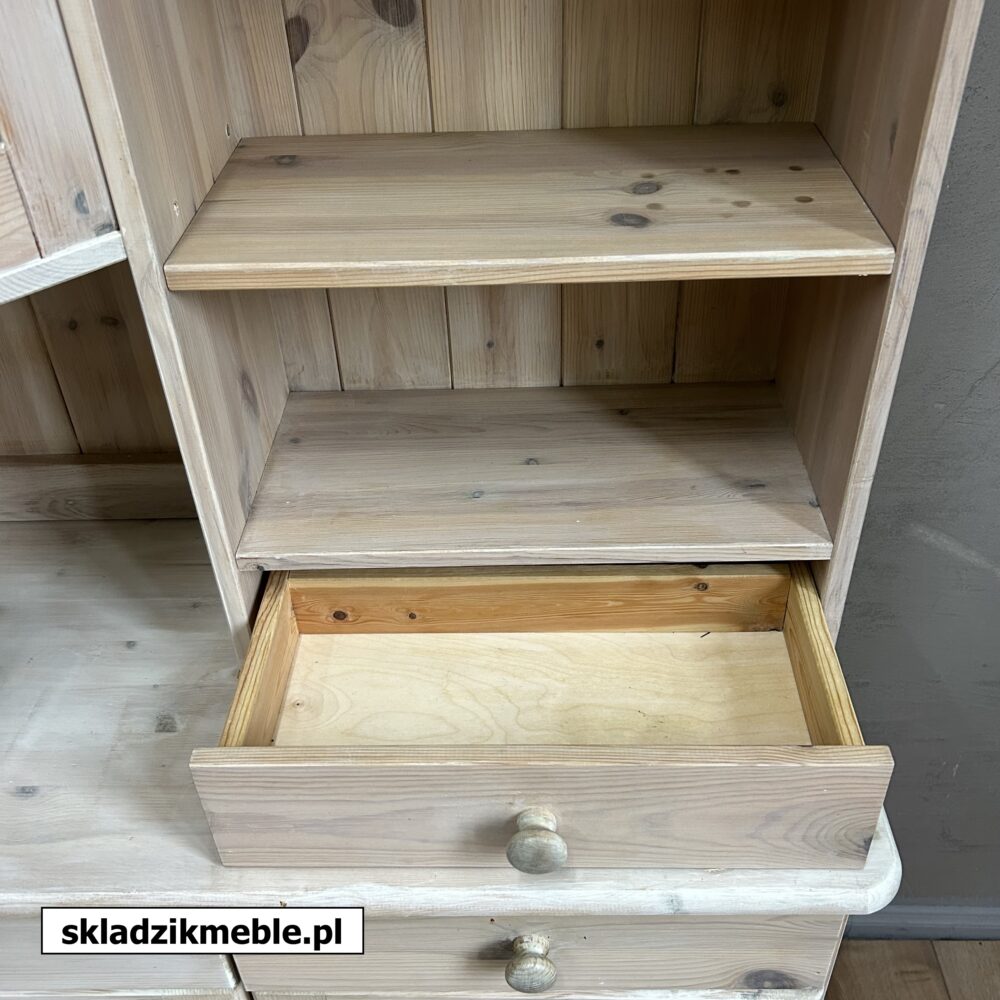 031124 KREDENS SOSNOWY Z WYKUSZEM, POBIELONY - obrazek 7