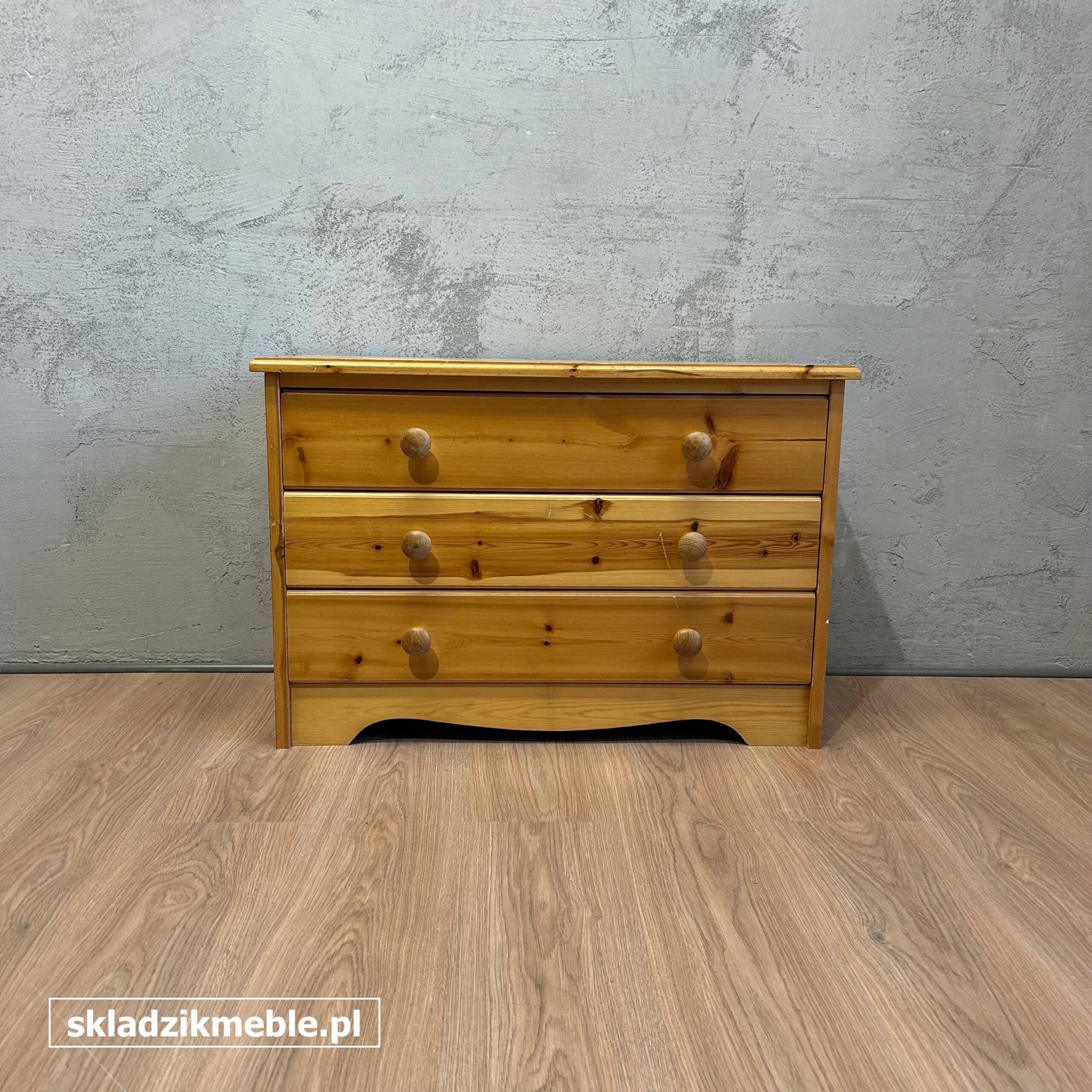 021025 NISKA KOMODA SOSNOWA, TRZY SZUFLADY