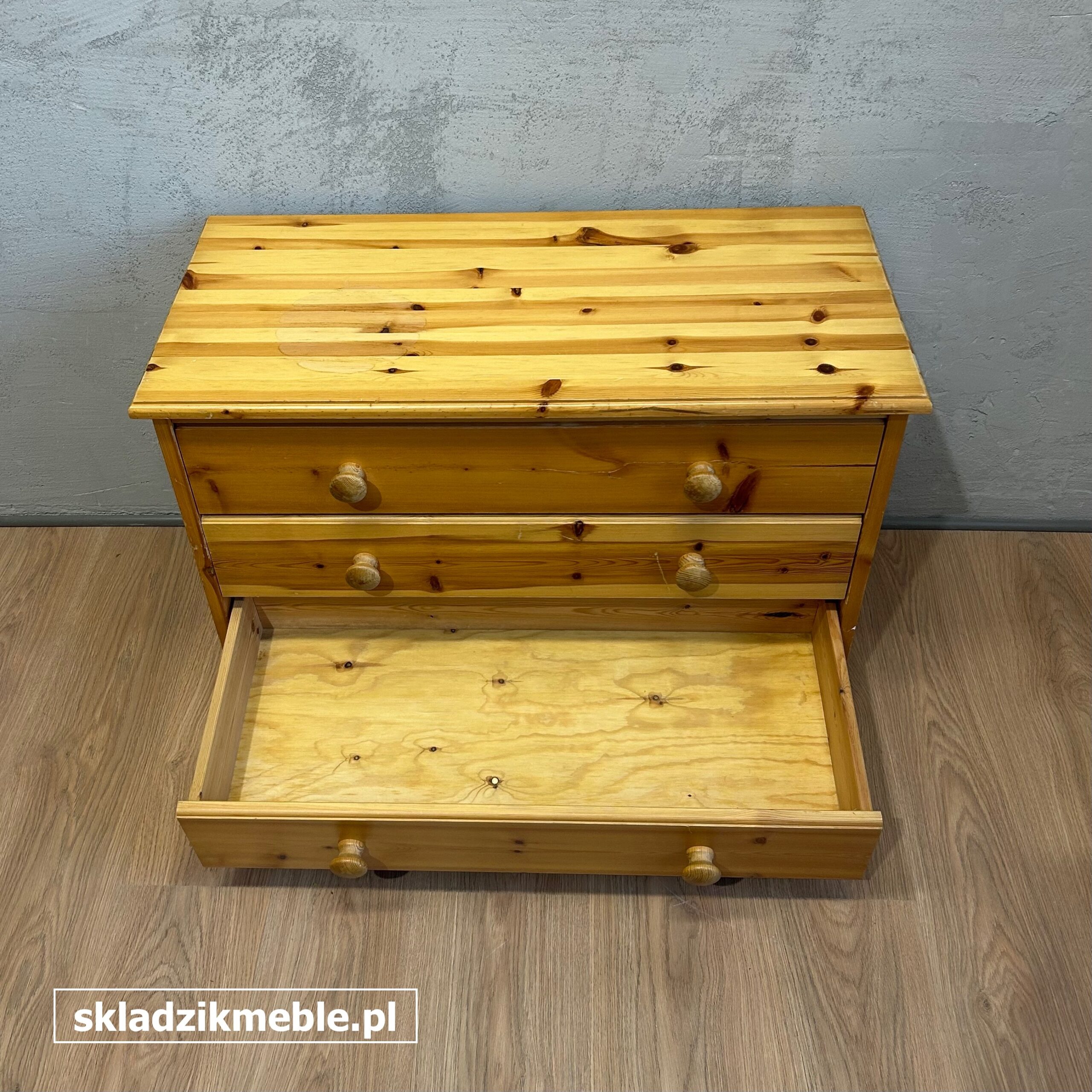 021025 NISKA KOMODA SOSNOWA, TRZY SZUFLADY - obrazek 7