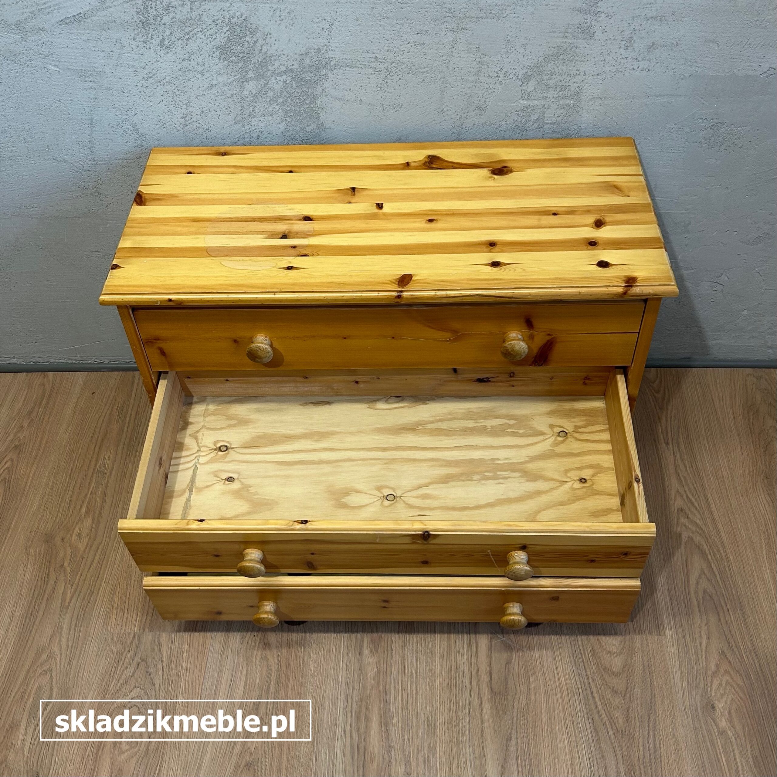 021025 NISKA KOMODA SOSNOWA, TRZY SZUFLADY - obrazek 6