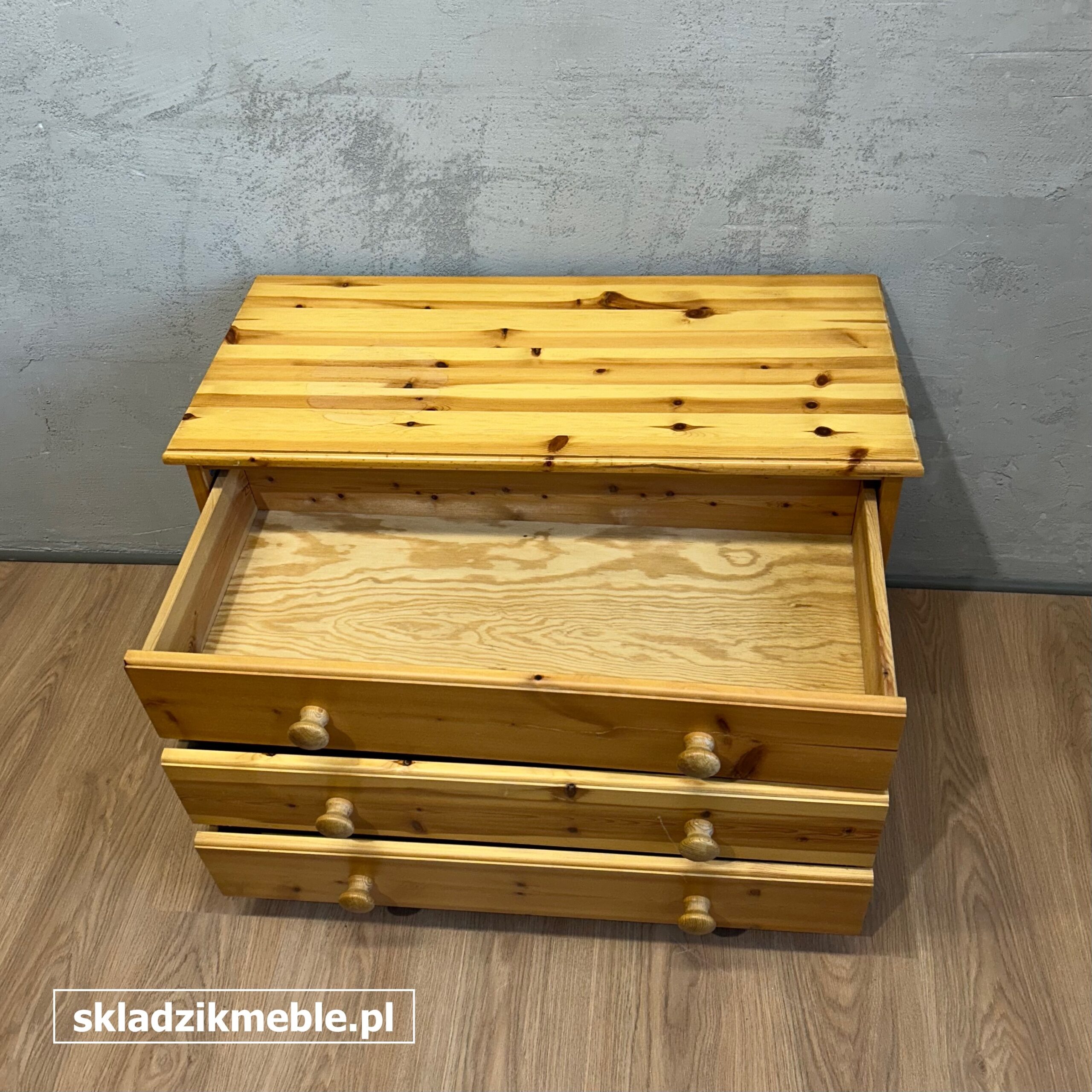 021025 NISKA KOMODA SOSNOWA, TRZY SZUFLADY - obrazek 5