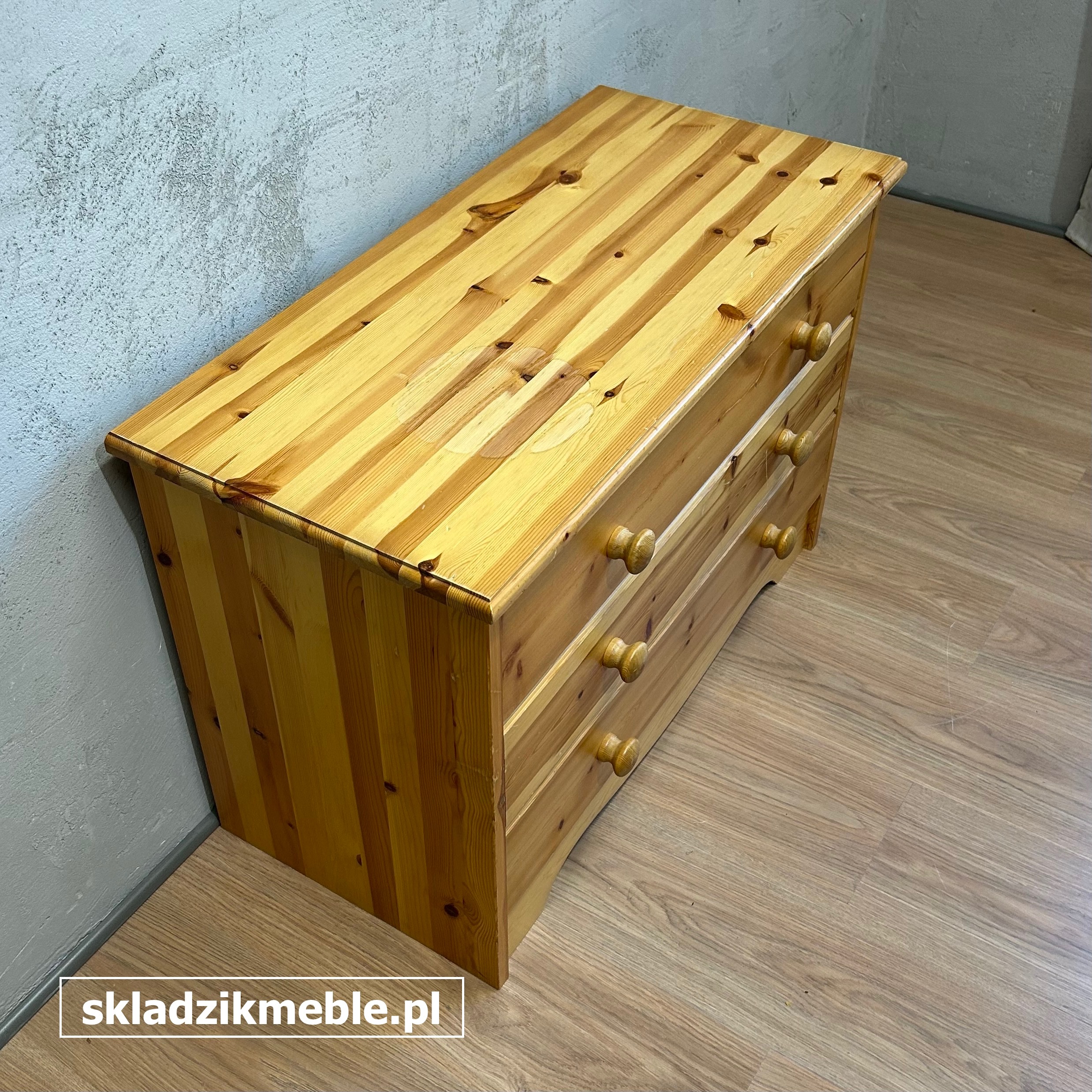 021025 NISKA KOMODA SOSNOWA, TRZY SZUFLADY - obrazek 3
