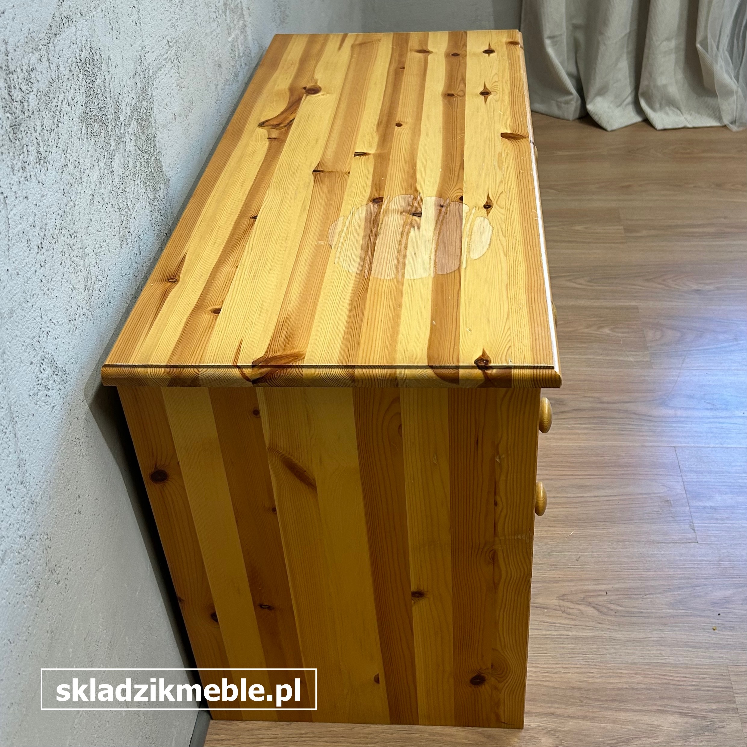 021025 NISKA KOMODA SOSNOWA, TRZY SZUFLADY - obrazek 2