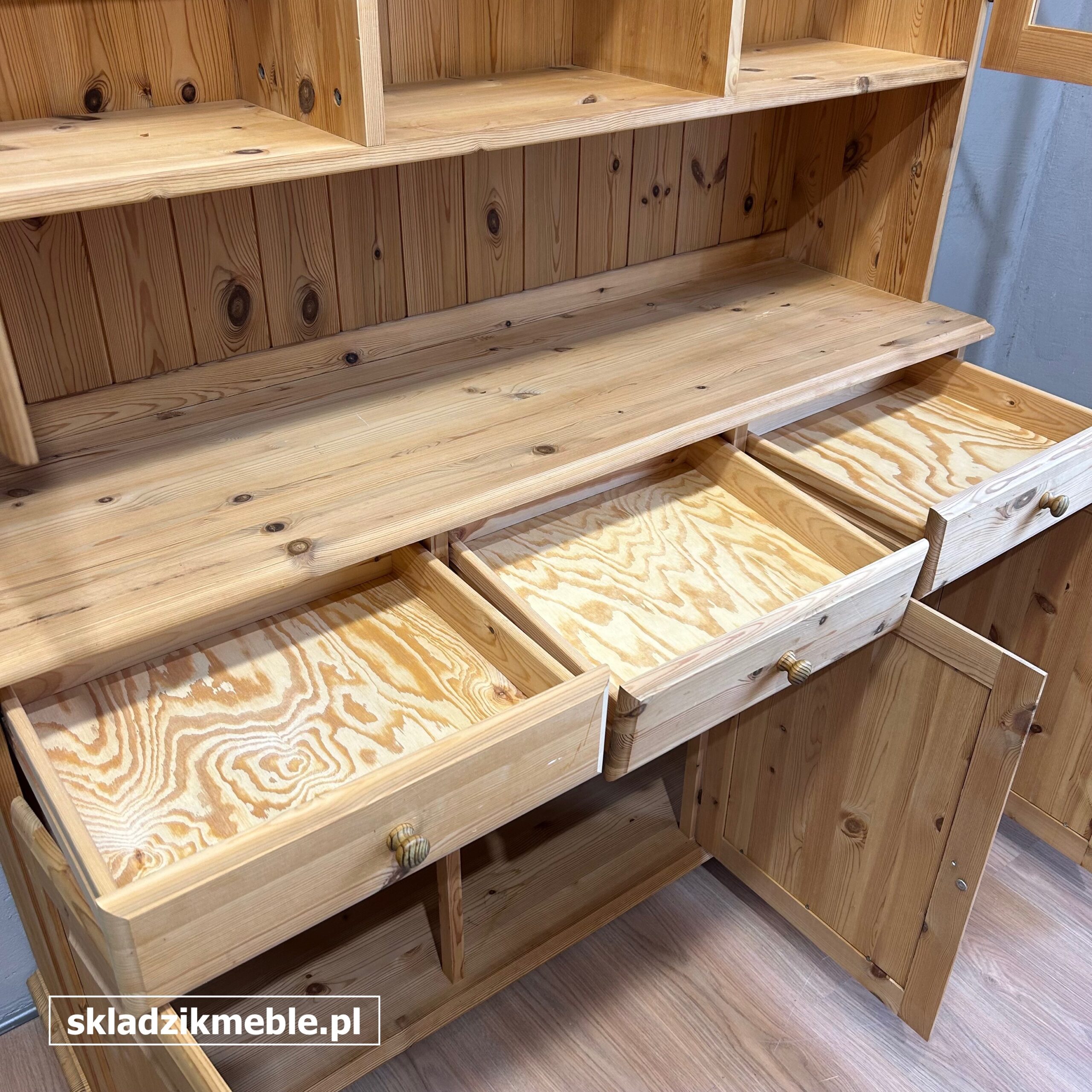131025 KLASYCZNY SKANDYNAWSKI KREDENS SOSNOWY SZEROKOŚĆ 136 CM - obrazek 4