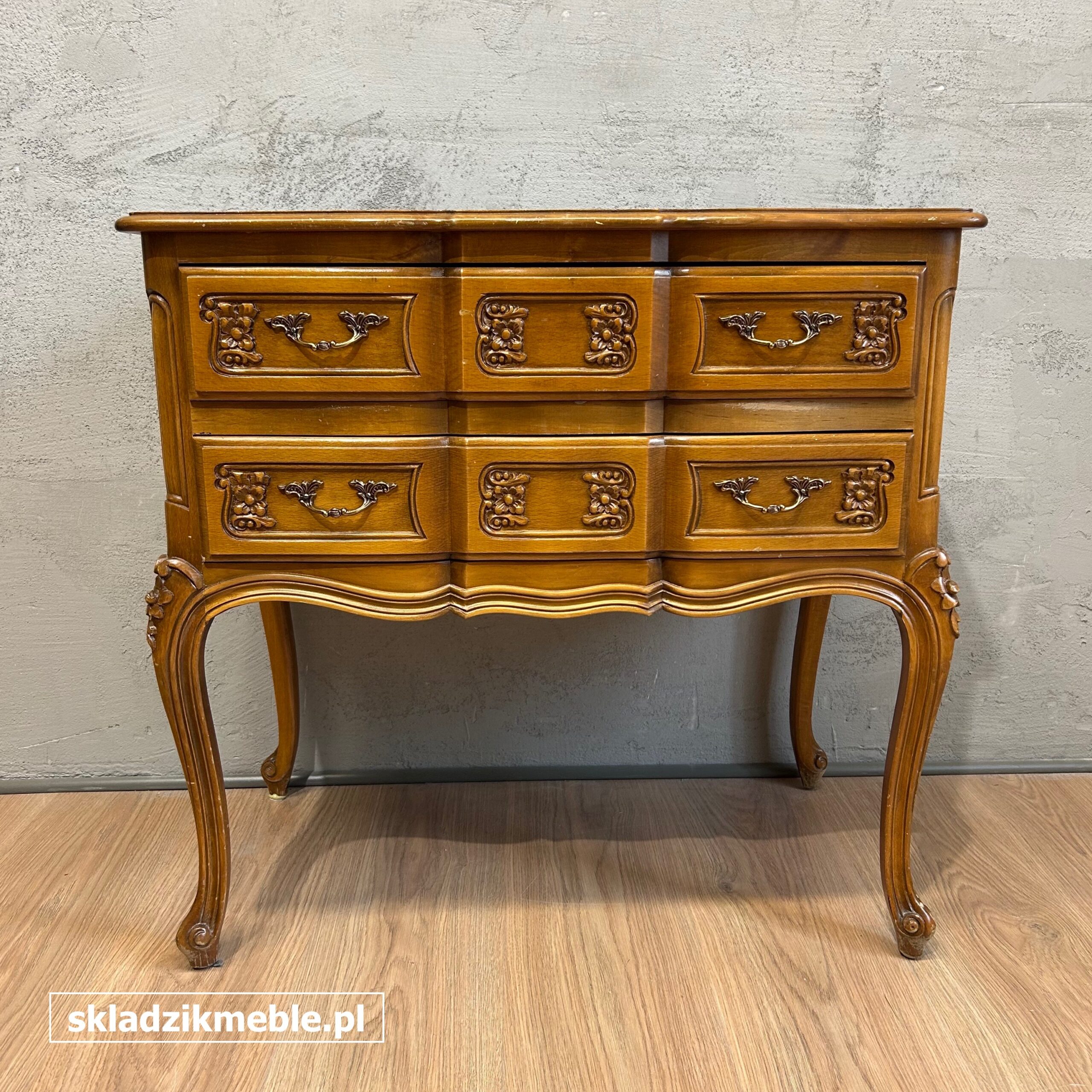 151025 KONSOLKA, KOMODA NA NÓŻKACH W STYLU LUDWIKOWSKIM