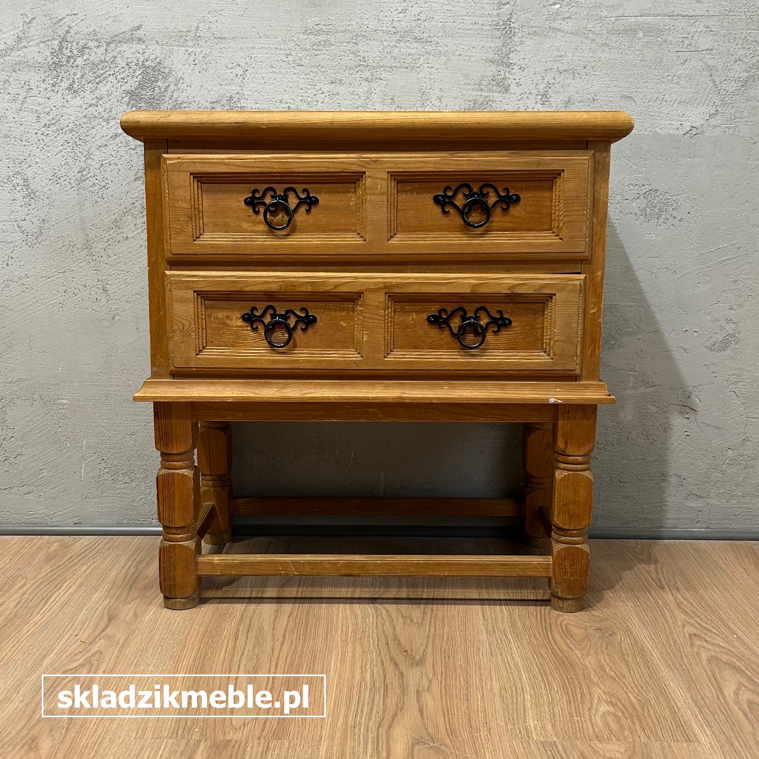 161025 MAŁA BAROKOWA KOMODA SOSNOWA Z DWIEMA SZUFLADAMI