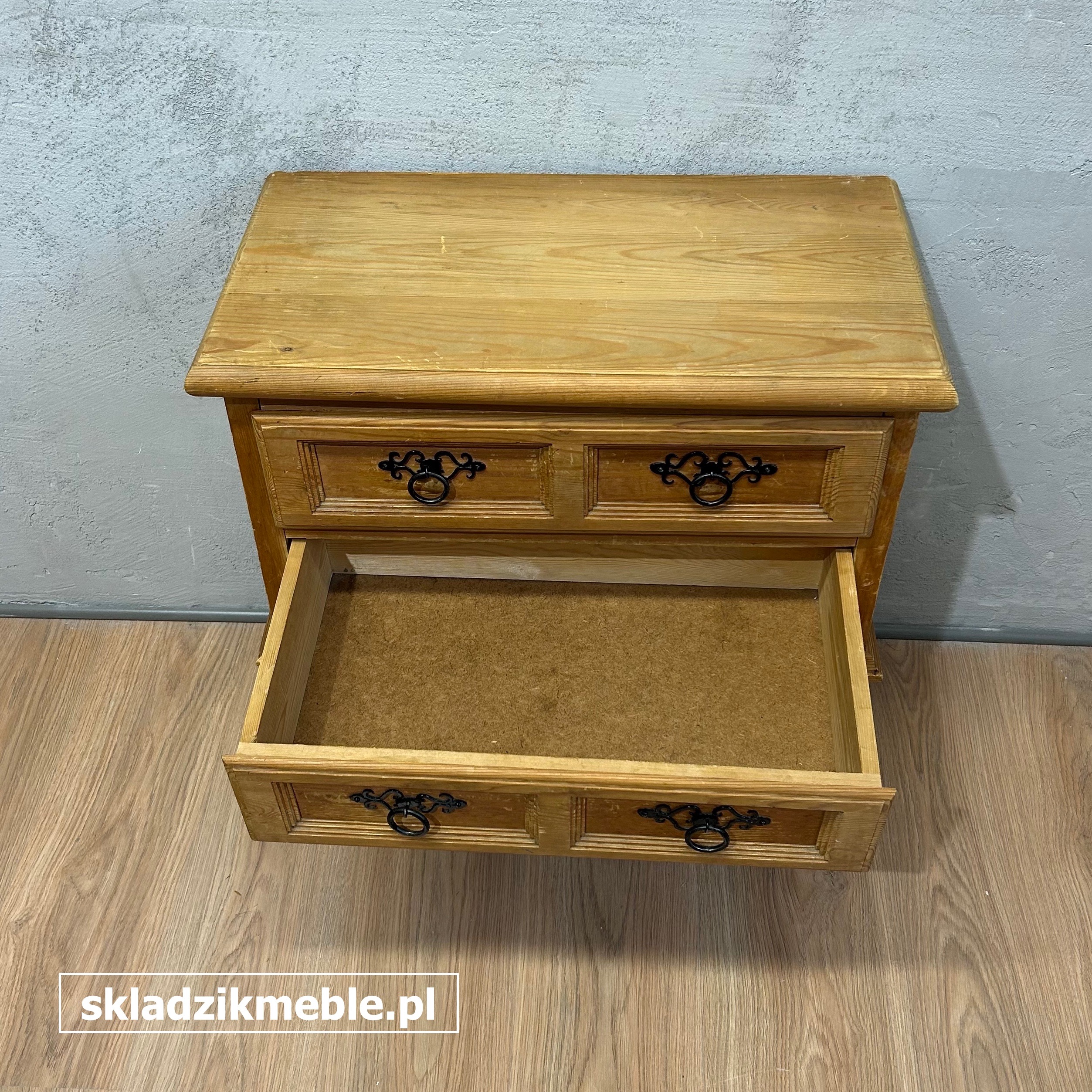 161025 MAŁA BAROKOWA KOMODA SOSNOWA Z DWIEMA SZUFLADAMI - obrazek 8