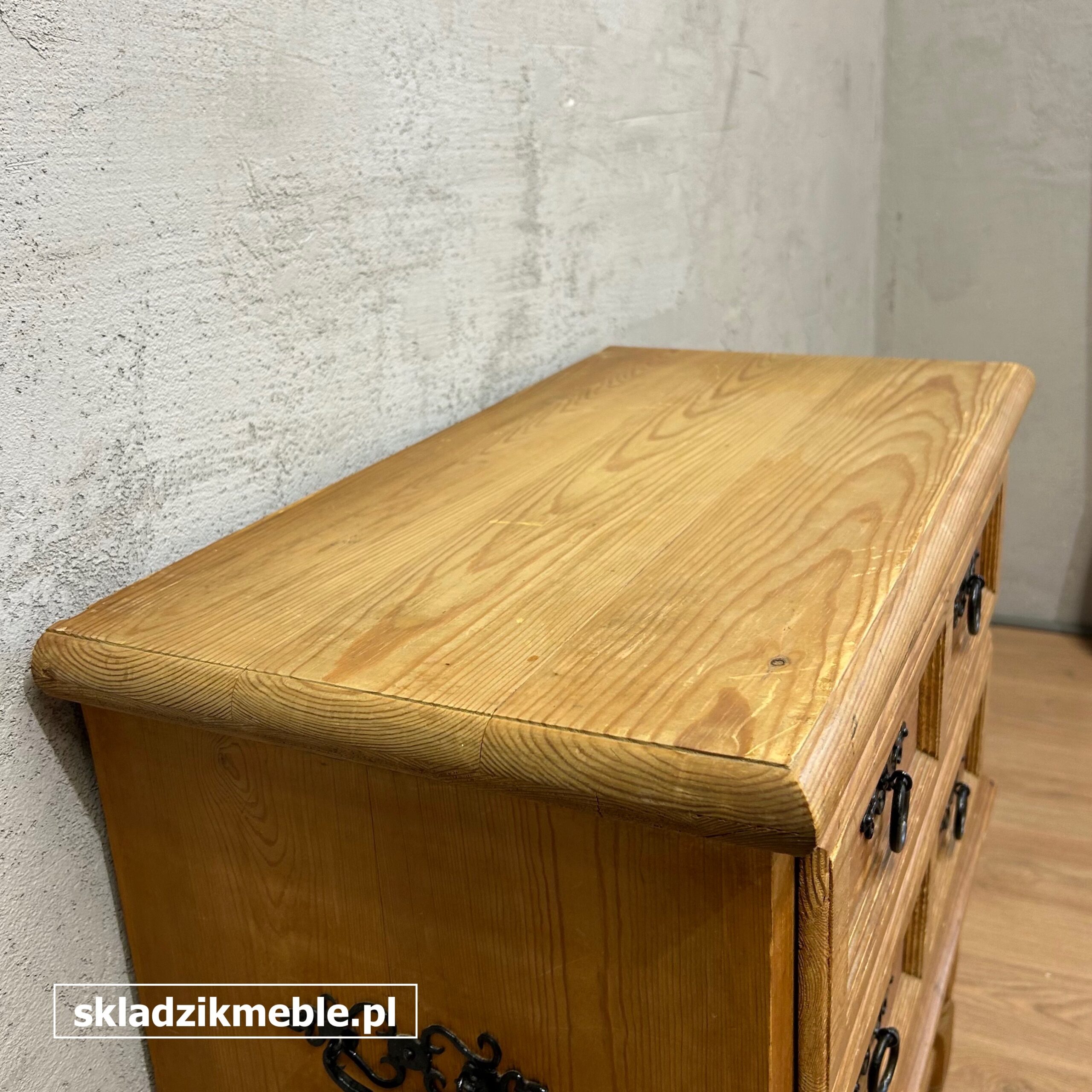 161025 MAŁA BAROKOWA KOMODA SOSNOWA Z DWIEMA SZUFLADAMI - obrazek 3