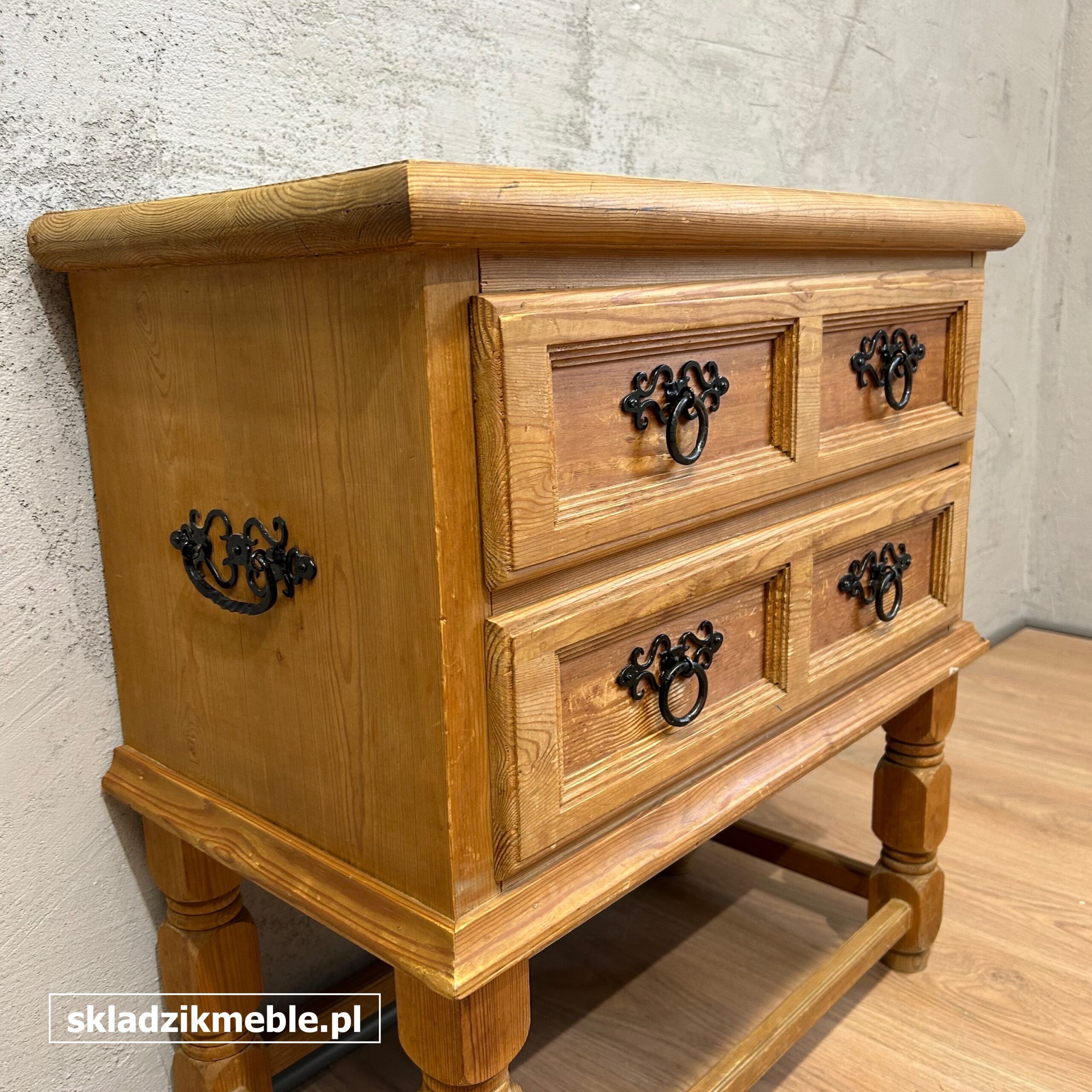 161025 MAŁA BAROKOWA KOMODA SOSNOWA Z DWIEMA SZUFLADAMI - obrazek 4