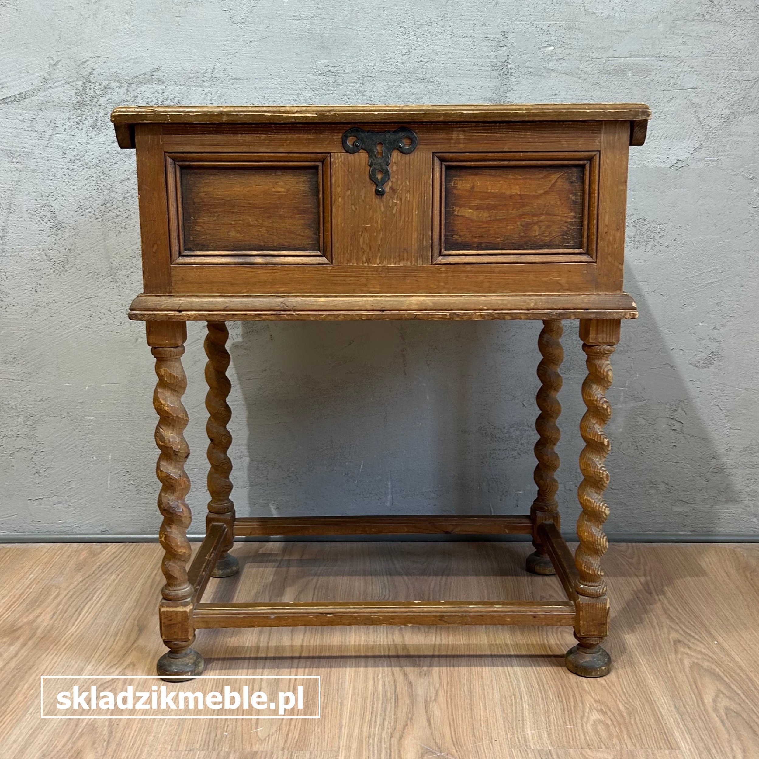 171025 NIEWIELKA BAROKOWA SKRZYNIA NA NÓŻKACH - obrazek 11