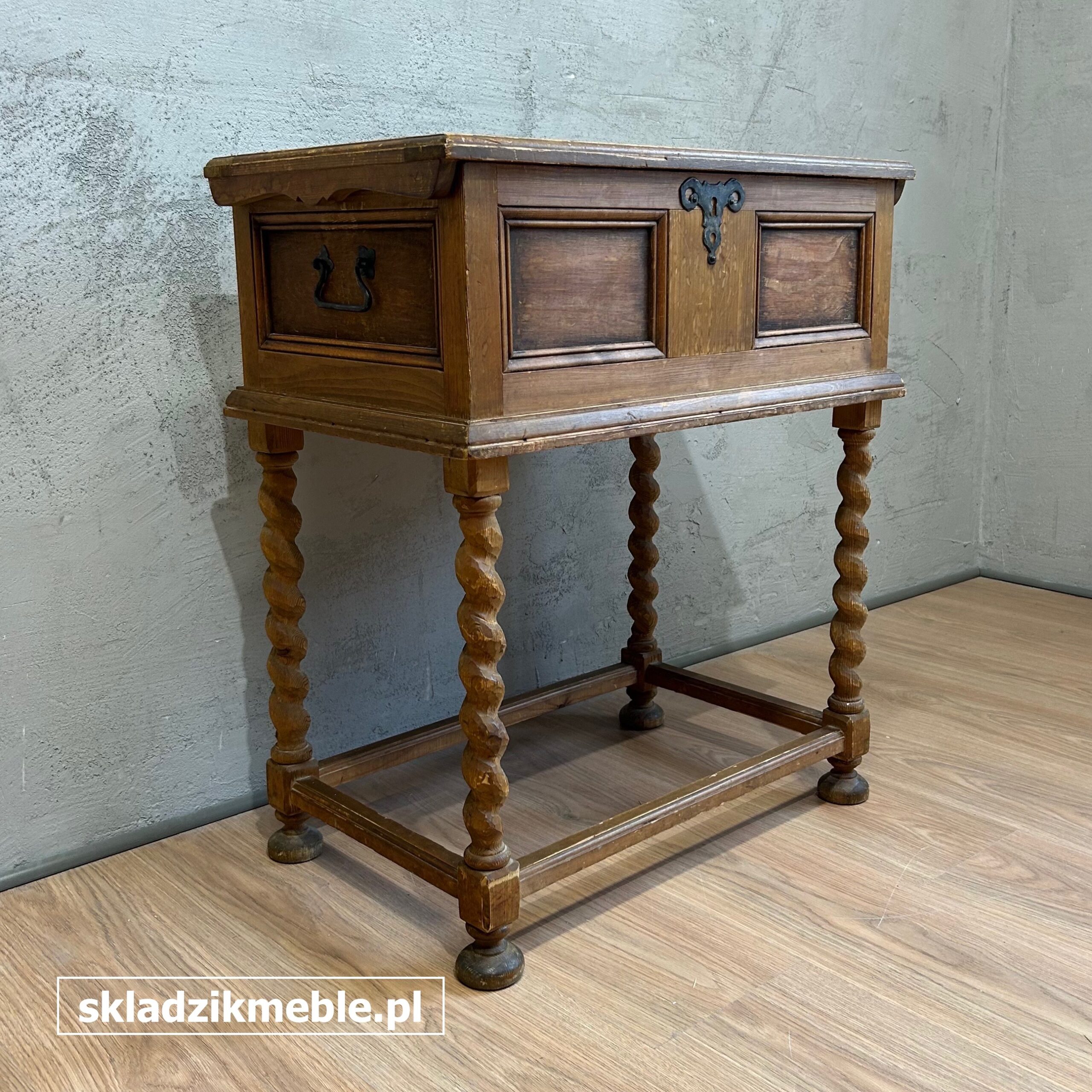 171025 NIEWIELKA BAROKOWA SKRZYNIA NA NÓŻKACH - obrazek 12