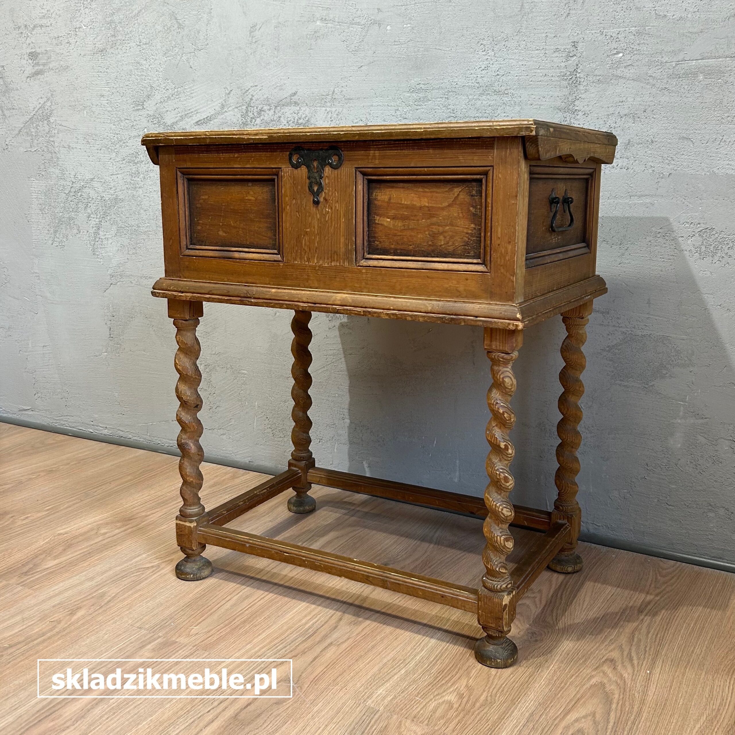 171025 NIEWIELKA BAROKOWA SKRZYNIA NA NÓŻKACH - obrazek 13