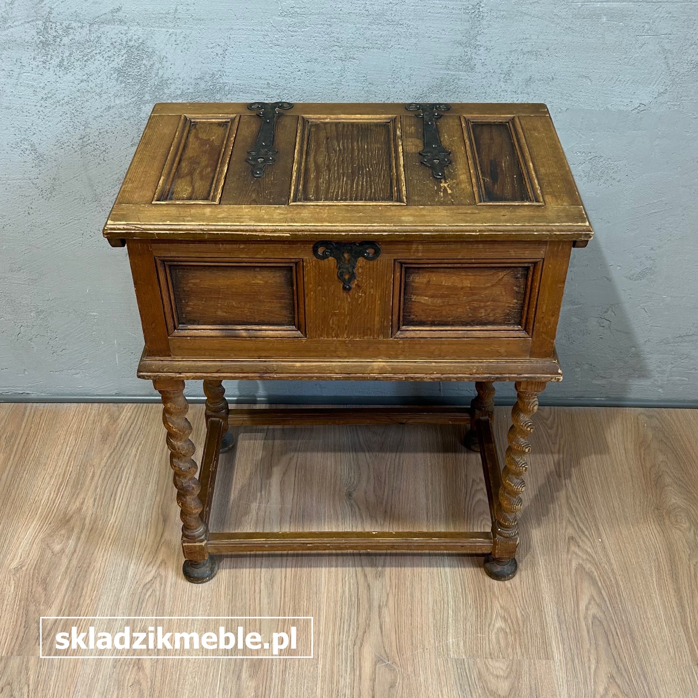 171025 NIEWIELKA BAROKOWA SKRZYNIA NA NÓŻKACH - obrazek 14
