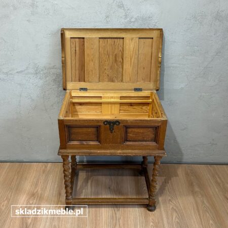 171025 NIEWIELKA BAROKOWA SKRZYNIA NA NÓŻKACH