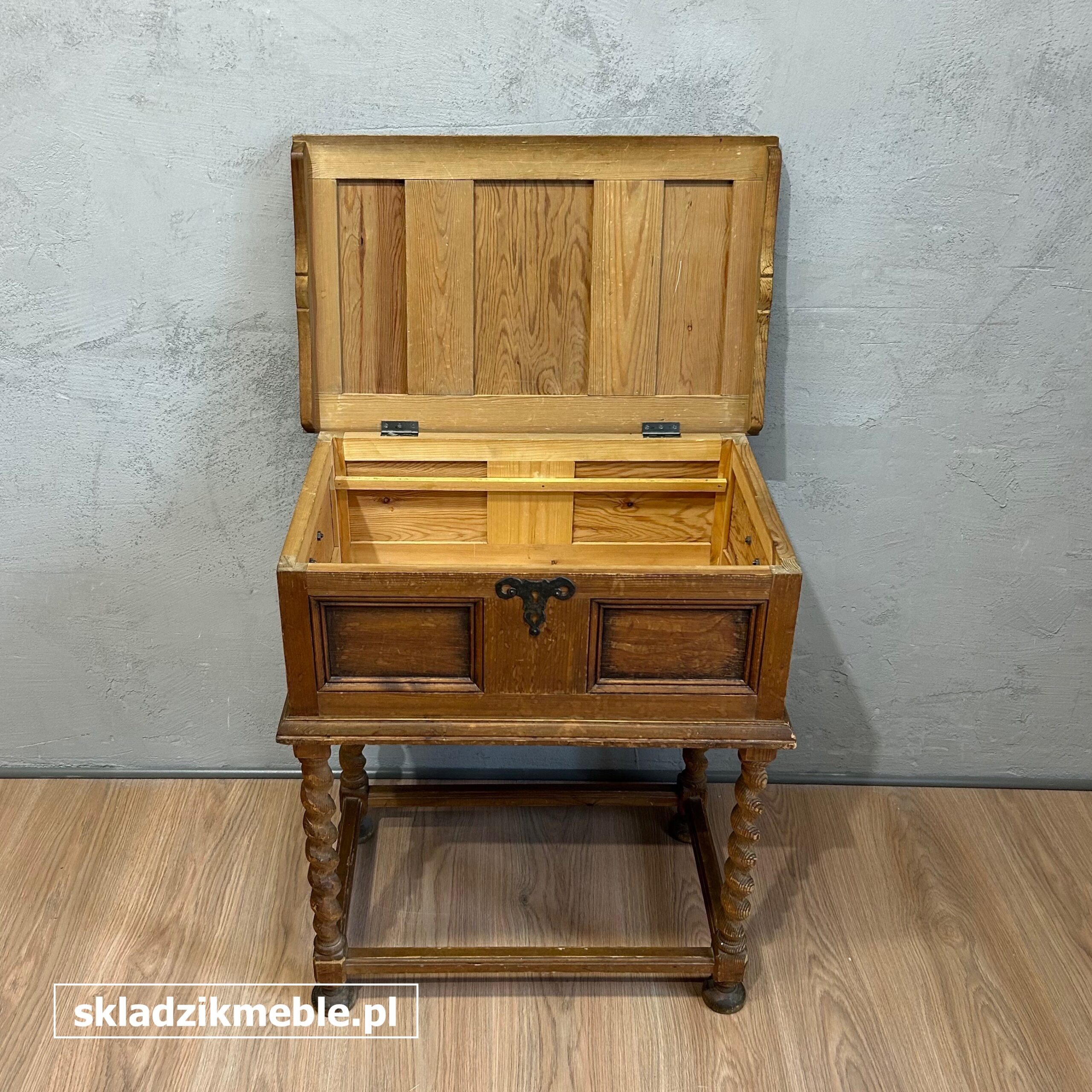 171025 NIEWIELKA BAROKOWA SKRZYNIA NA NÓŻKACH