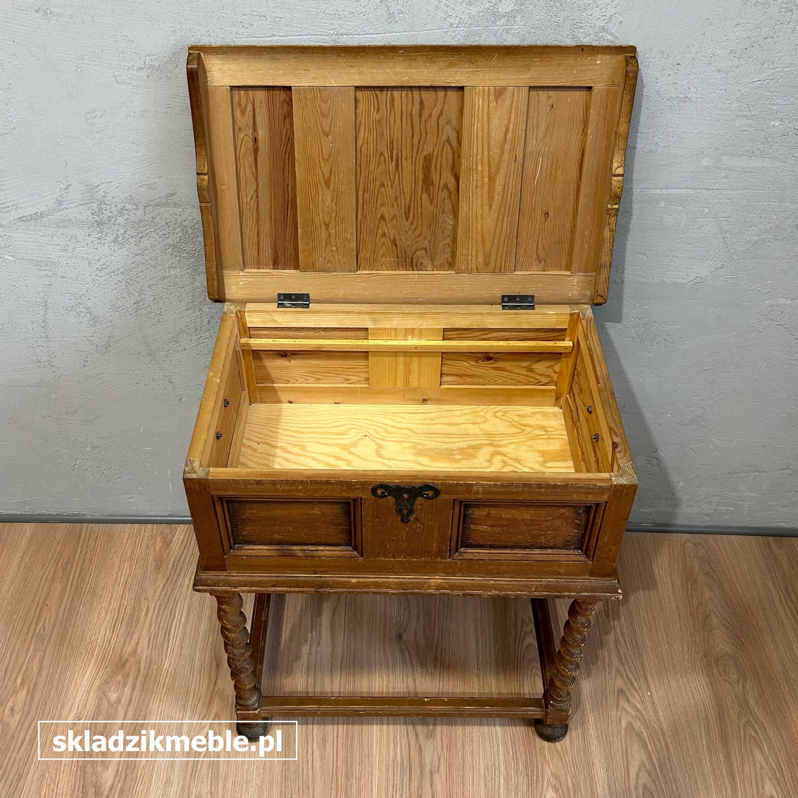 171025 NIEWIELKA BAROKOWA SKRZYNIA NA NÓŻKACH - obrazek 8