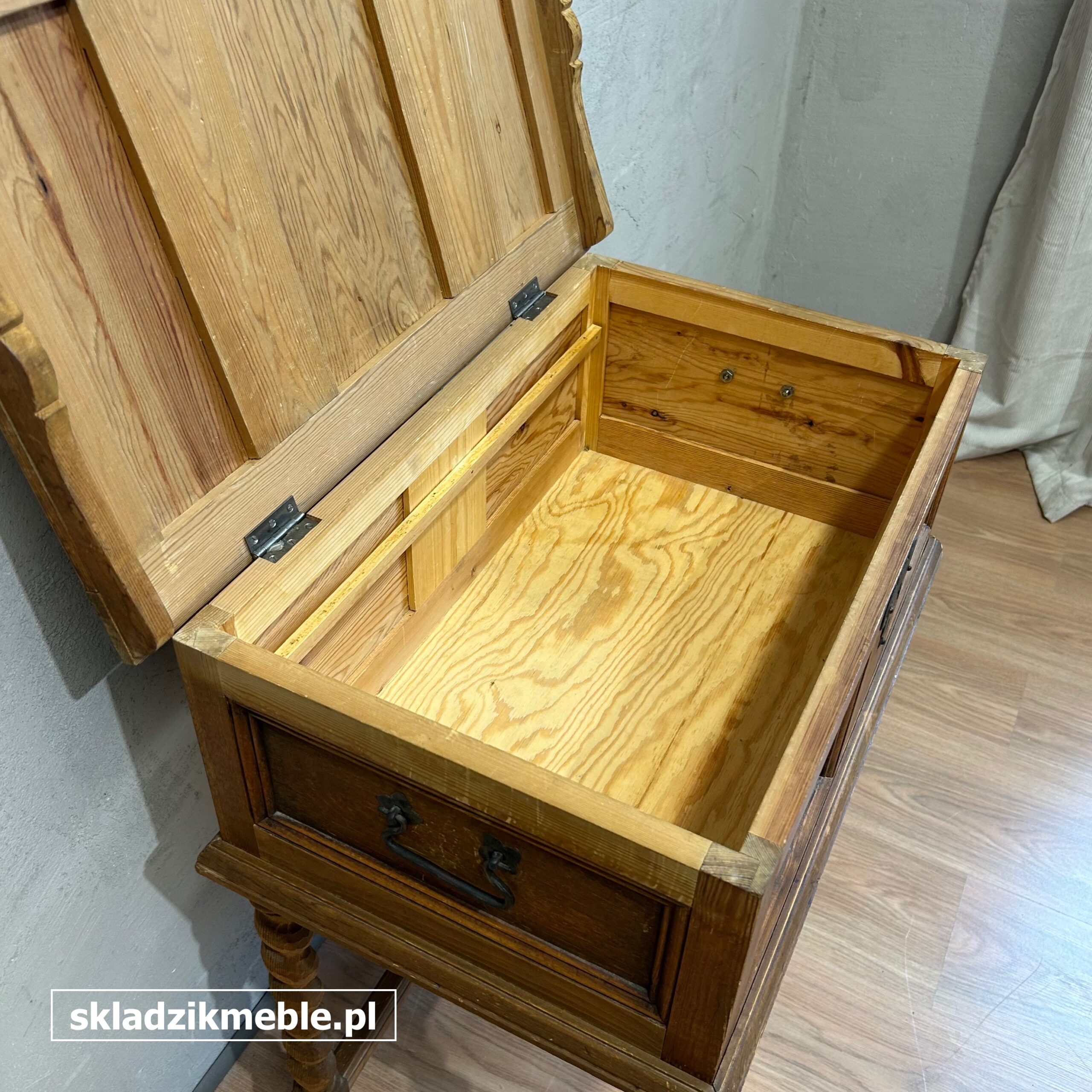 171025 NIEWIELKA BAROKOWA SKRZYNIA NA NÓŻKACH - obrazek 9