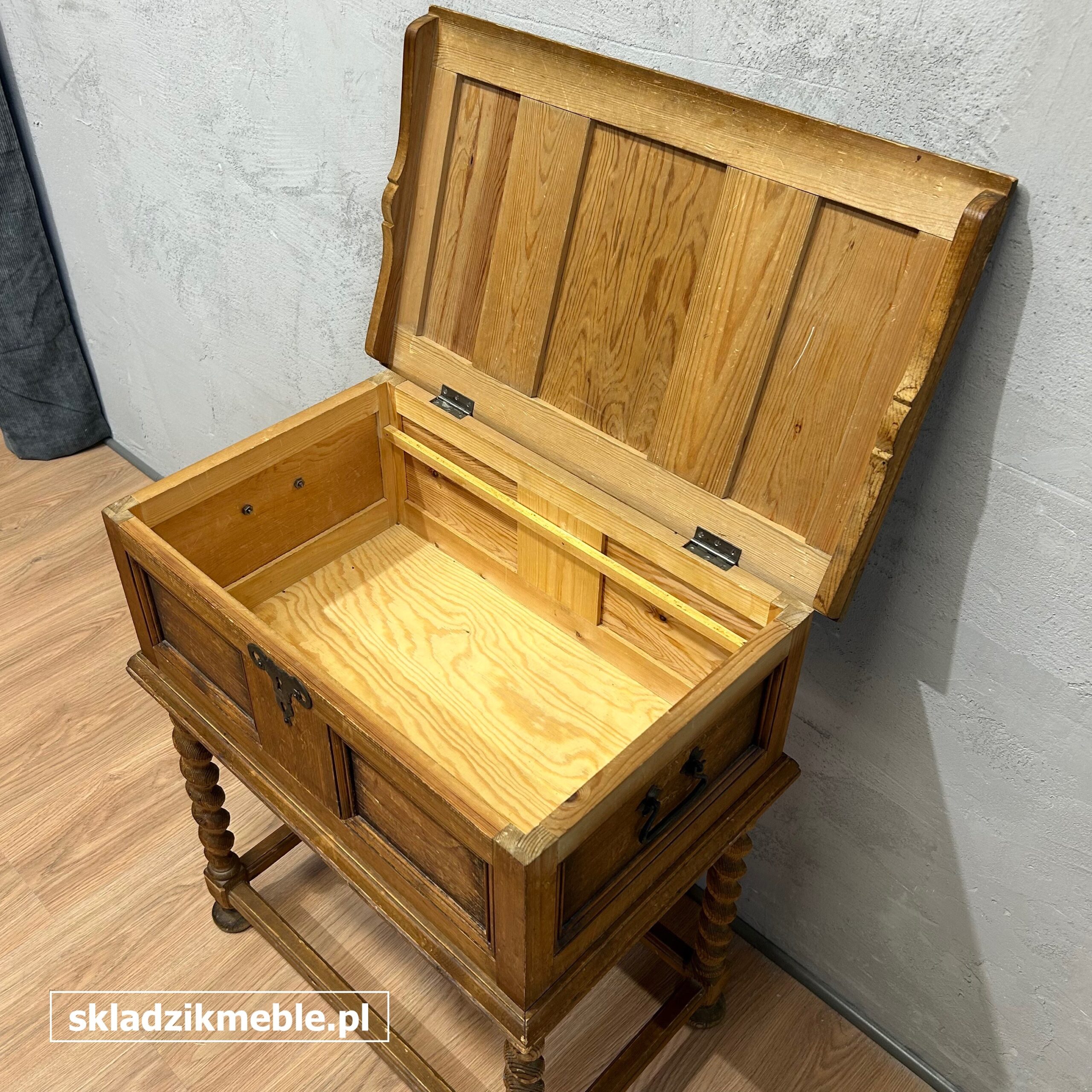 171025 NIEWIELKA BAROKOWA SKRZYNIA NA NÓŻKACH - obrazek 10