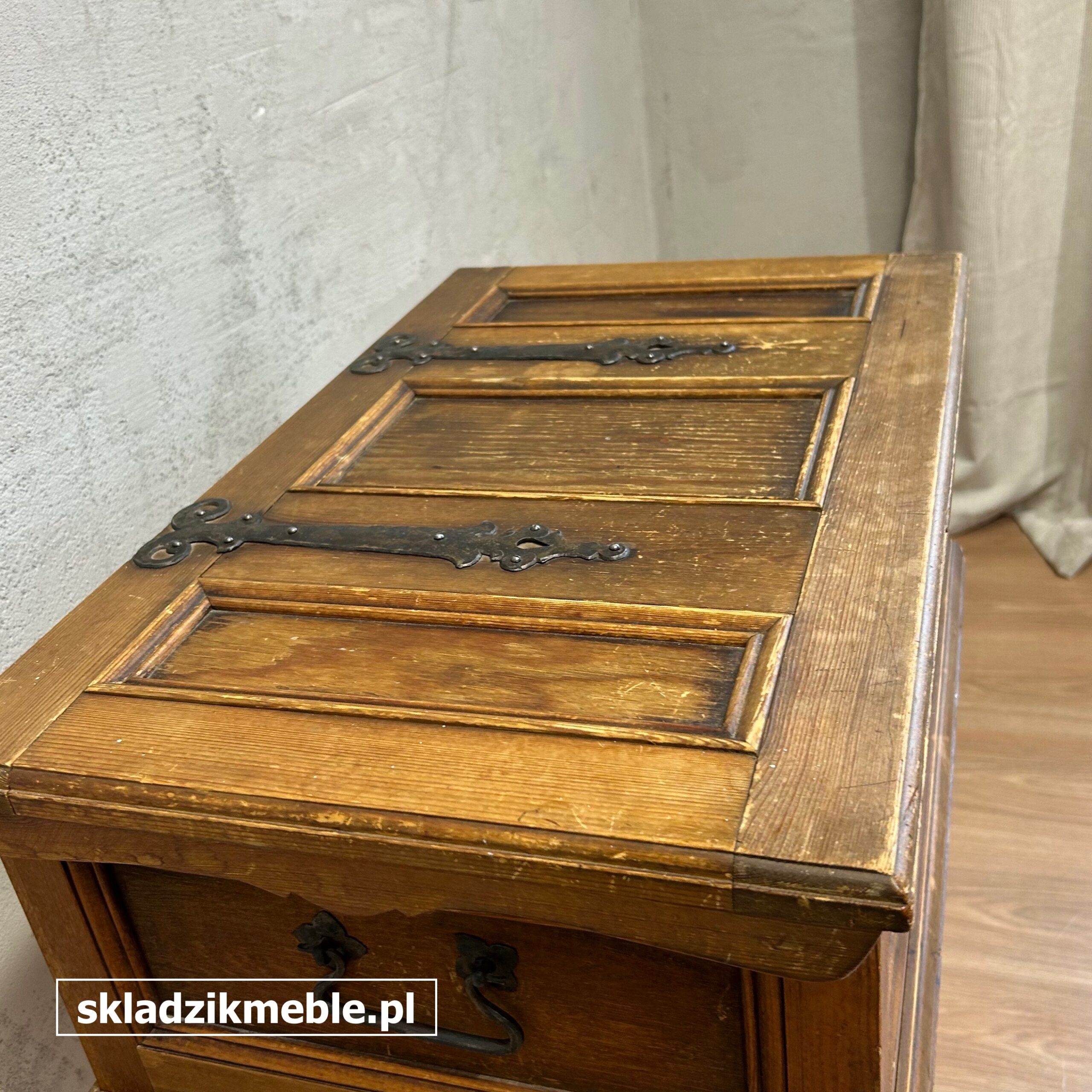 171025 NIEWIELKA BAROKOWA SKRZYNIA NA NÓŻKACH - obrazek 3