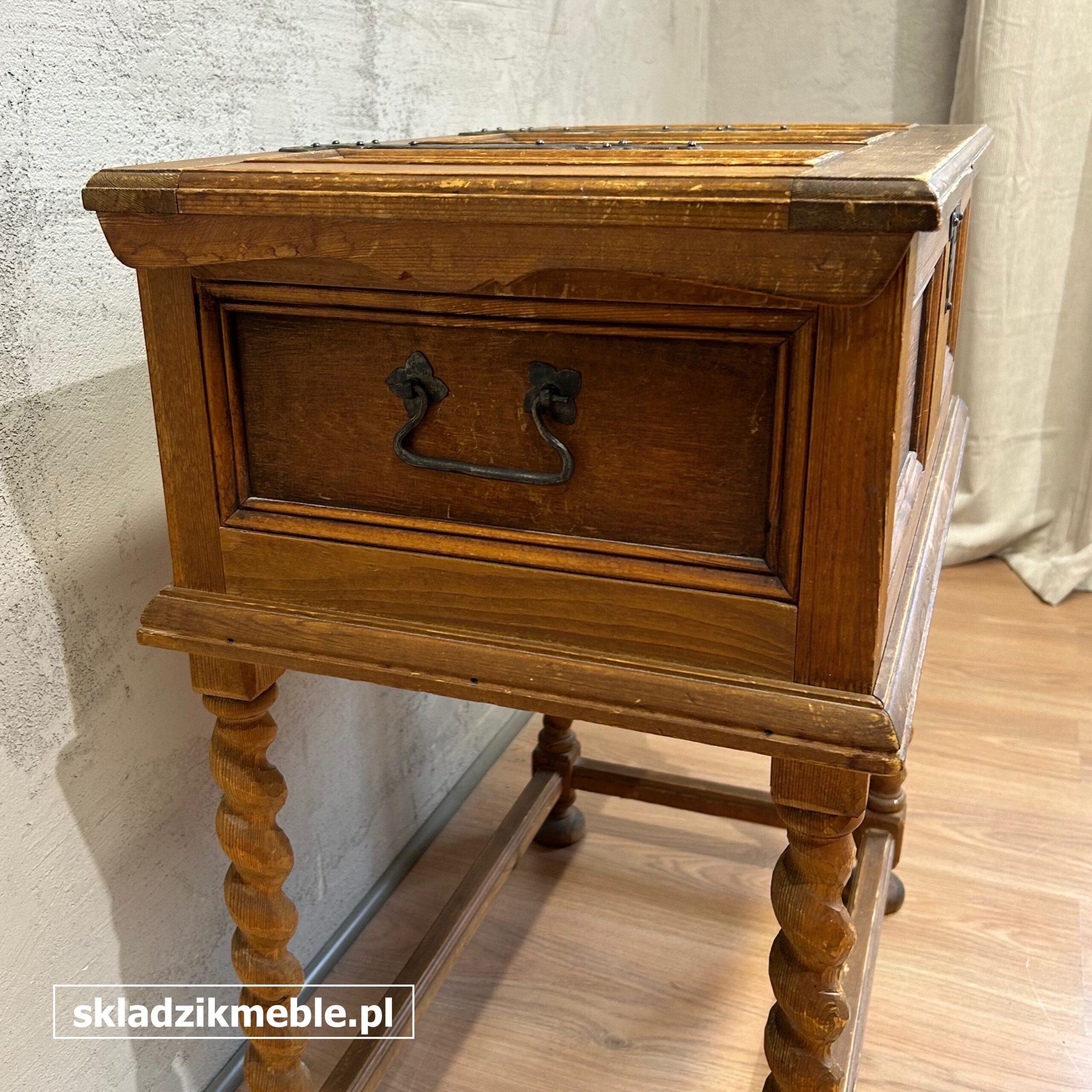 171025 NIEWIELKA BAROKOWA SKRZYNIA NA NÓŻKACH - obrazek 4