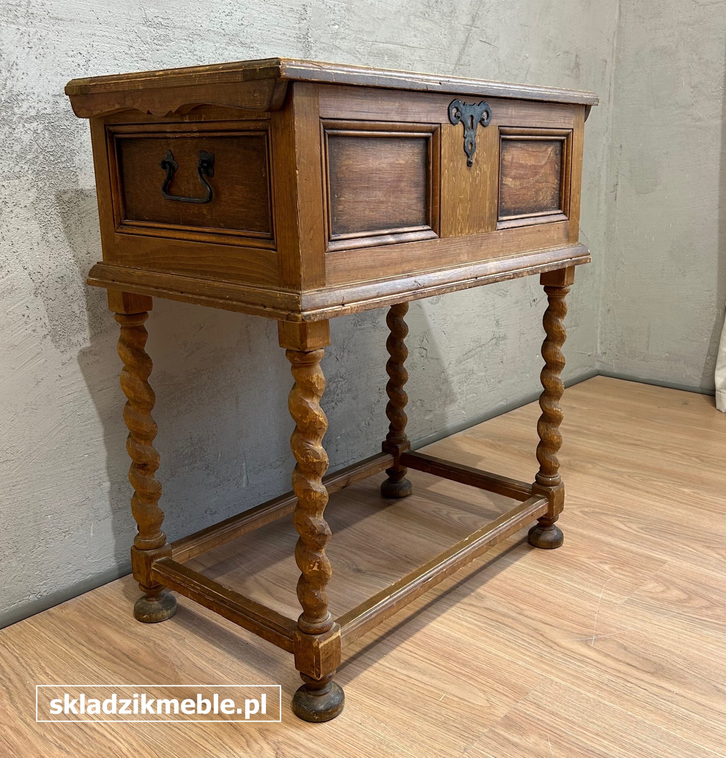 171025 NIEWIELKA BAROKOWA SKRZYNIA NA NÓŻKACH - obrazek 5
