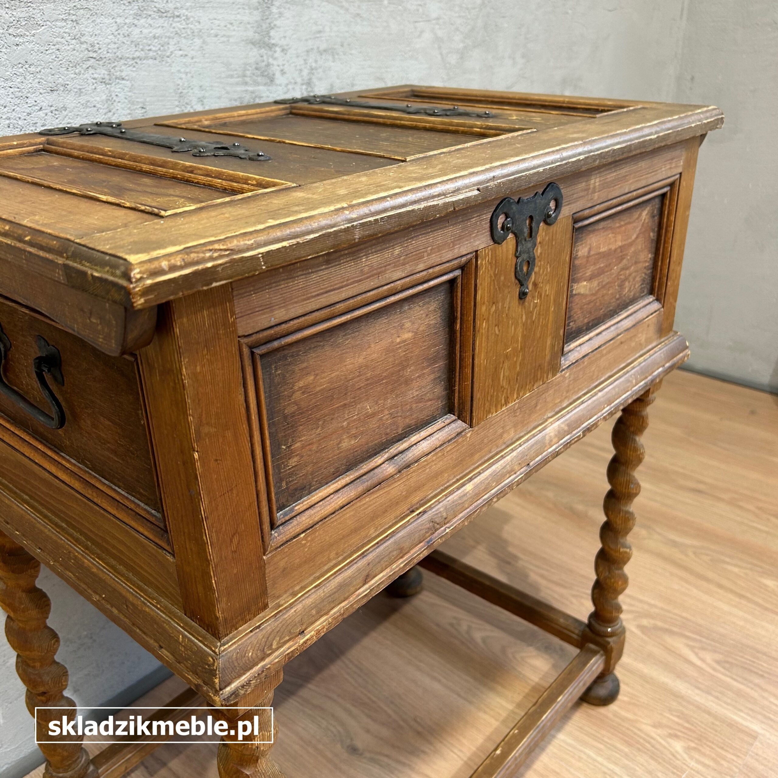 171025 NIEWIELKA BAROKOWA SKRZYNIA NA NÓŻKACH - obrazek 6