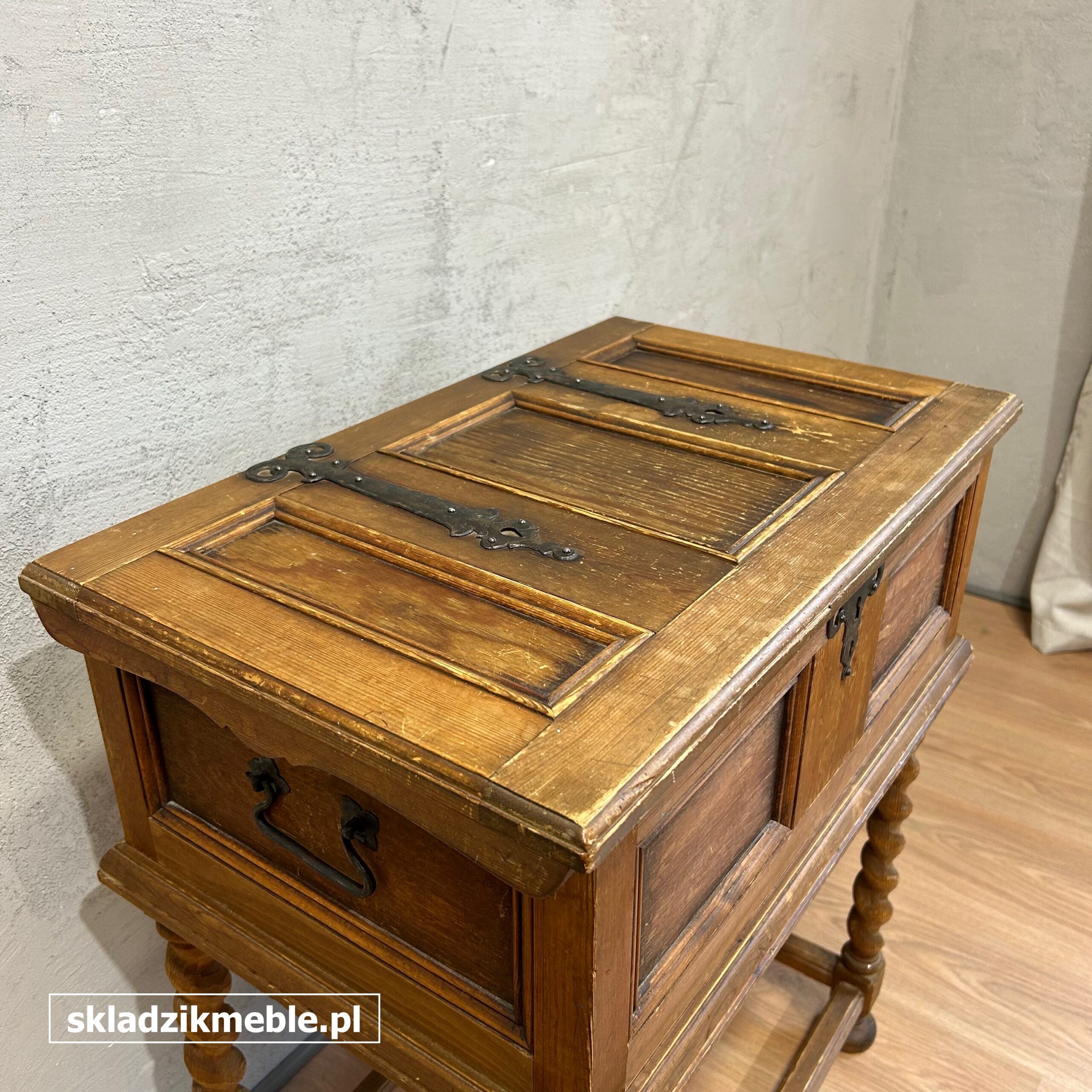 171025 NIEWIELKA BAROKOWA SKRZYNIA NA NÓŻKACH - obrazek 2
