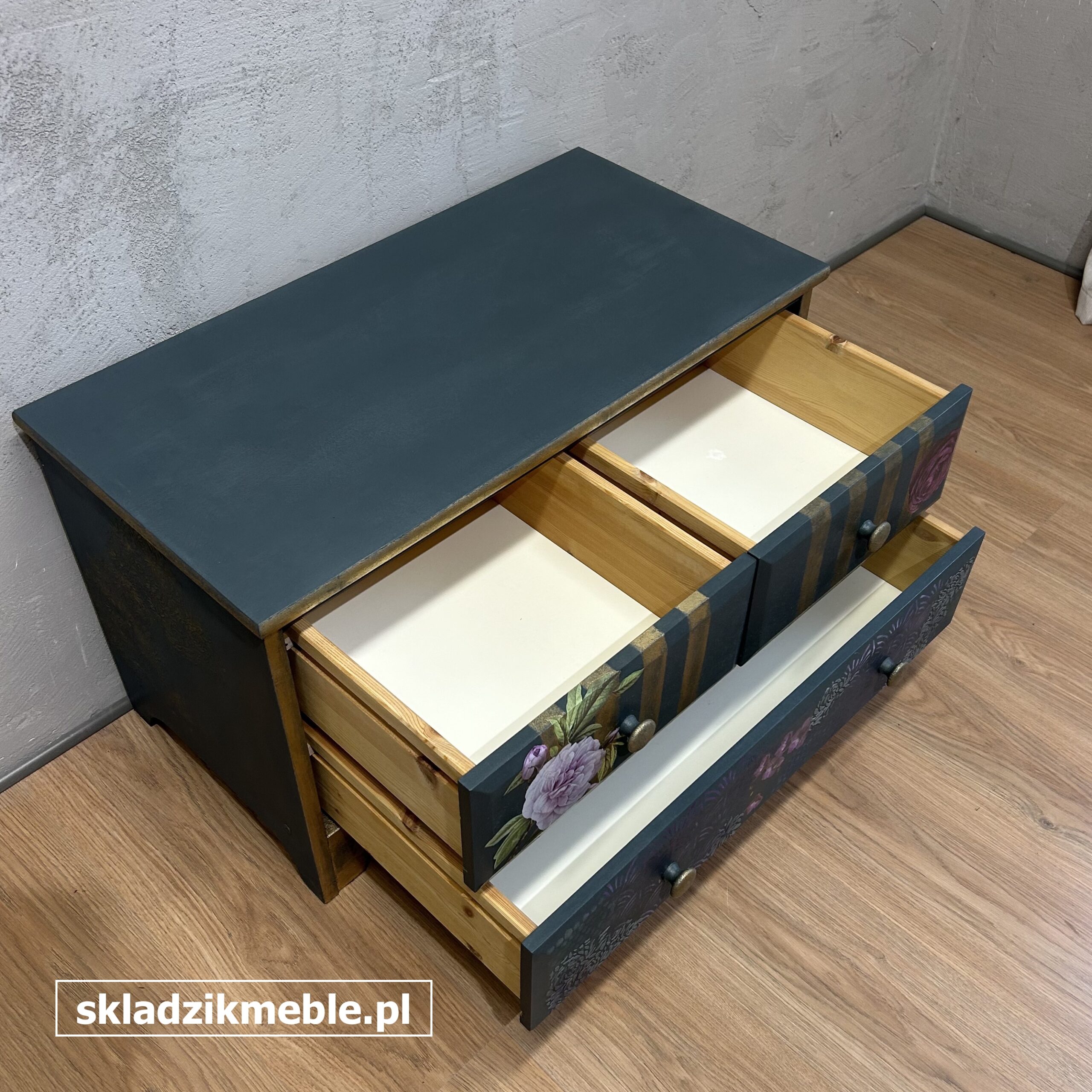 211025 NISKA KOMODA W ODCIENIU SZARONIEBIESKIM, PO METAMORFOZIE - obrazek 9