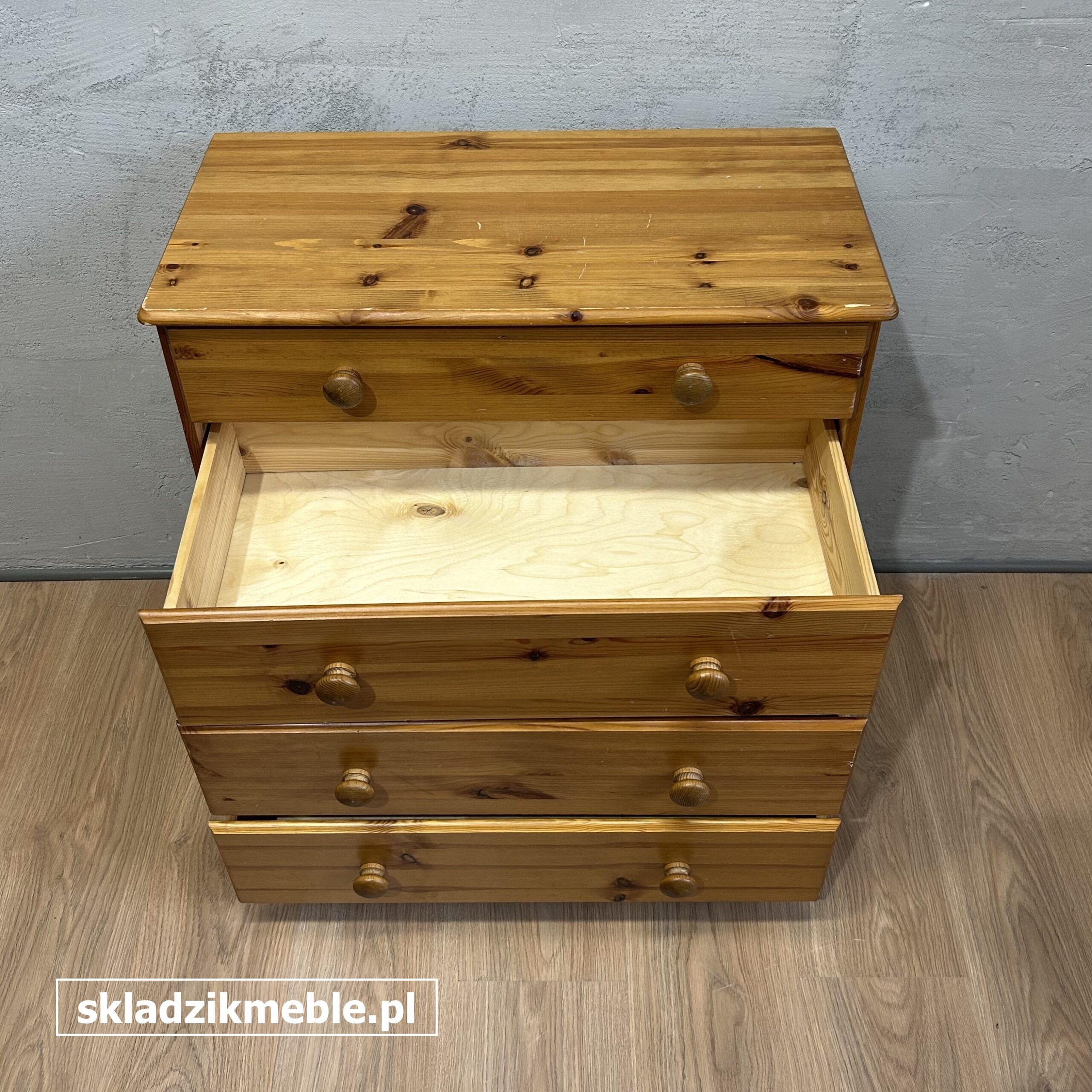 291025 MAŁA KOMODA SOSNOWA Z CZTEREMA SZUFLADKAMI - obrazek 9