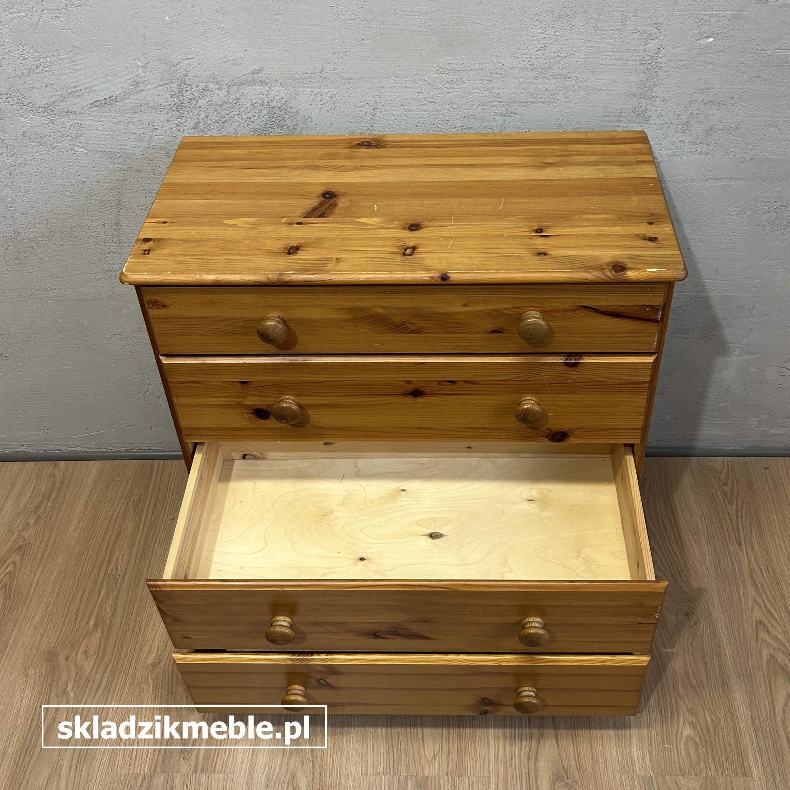 291025 MAŁA KOMODA SOSNOWA Z CZTEREMA SZUFLADKAMI - obrazek 10