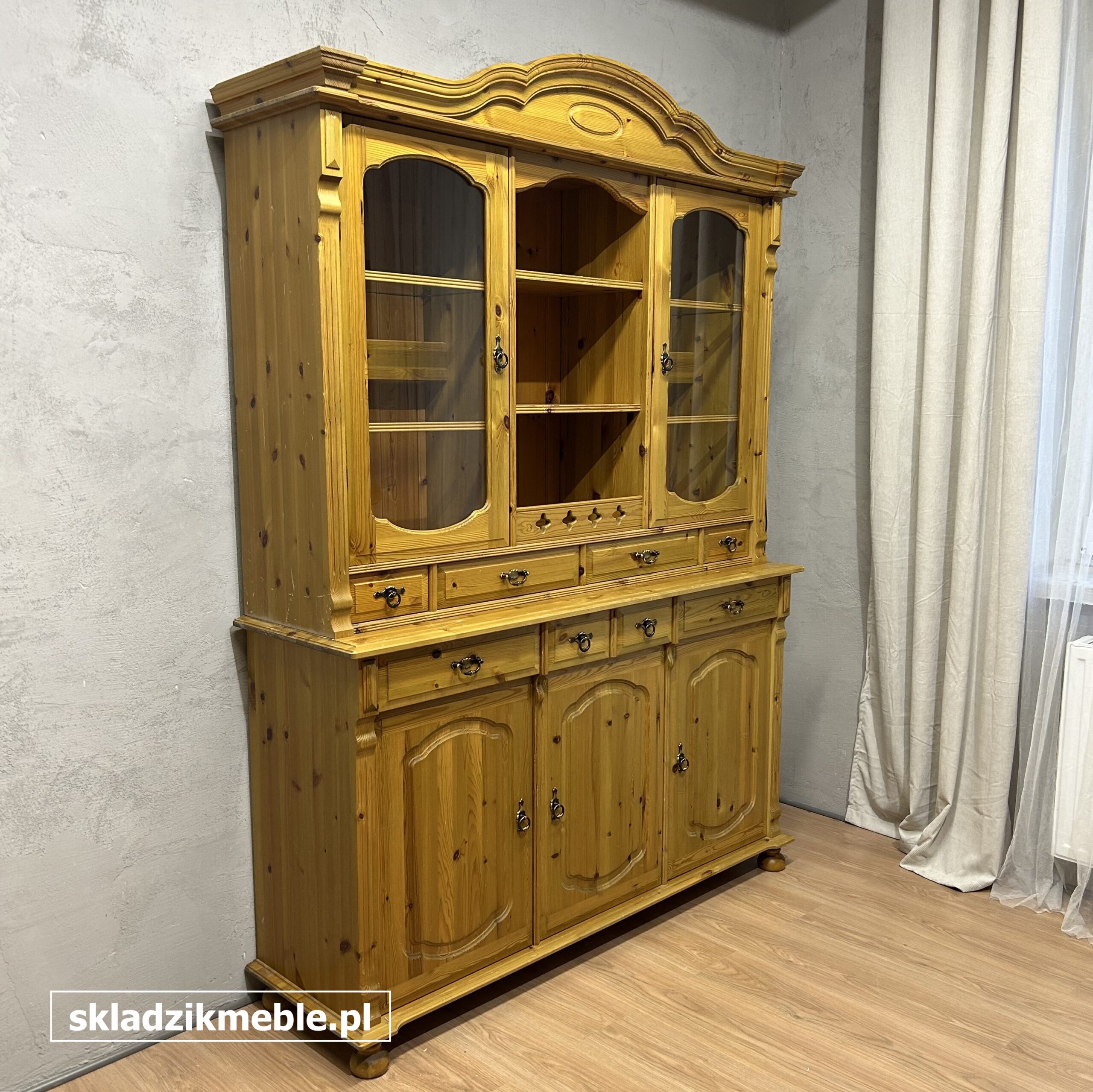 261025 KREDENS SOSNOWY, WITRYNA PRZESZKLONA, PODŚWIETLANA - obrazek 3