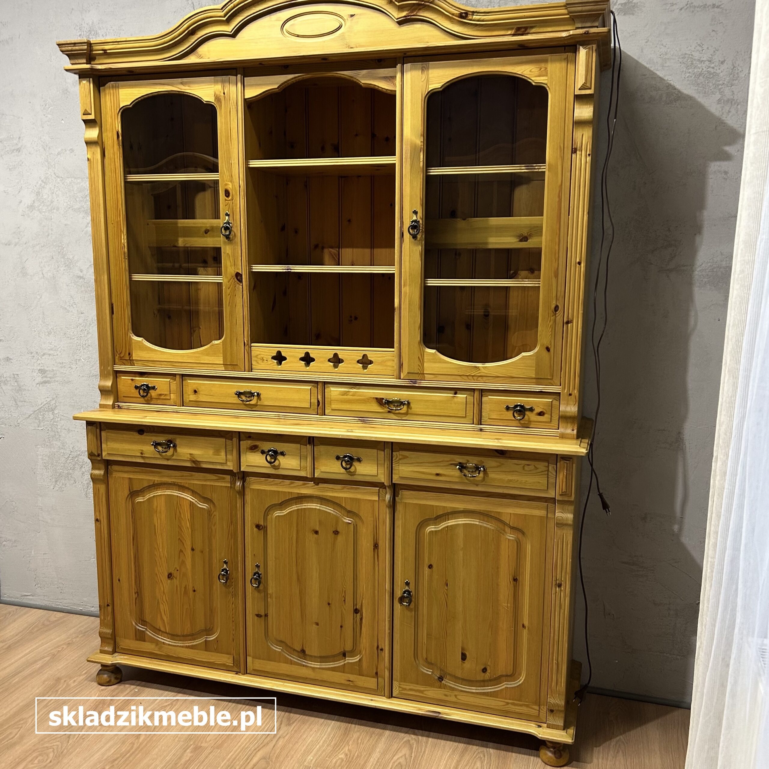 261025 KREDENS SOSNOWY, WITRYNA PRZESZKLONA, PODŚWIETLANA - obrazek 5