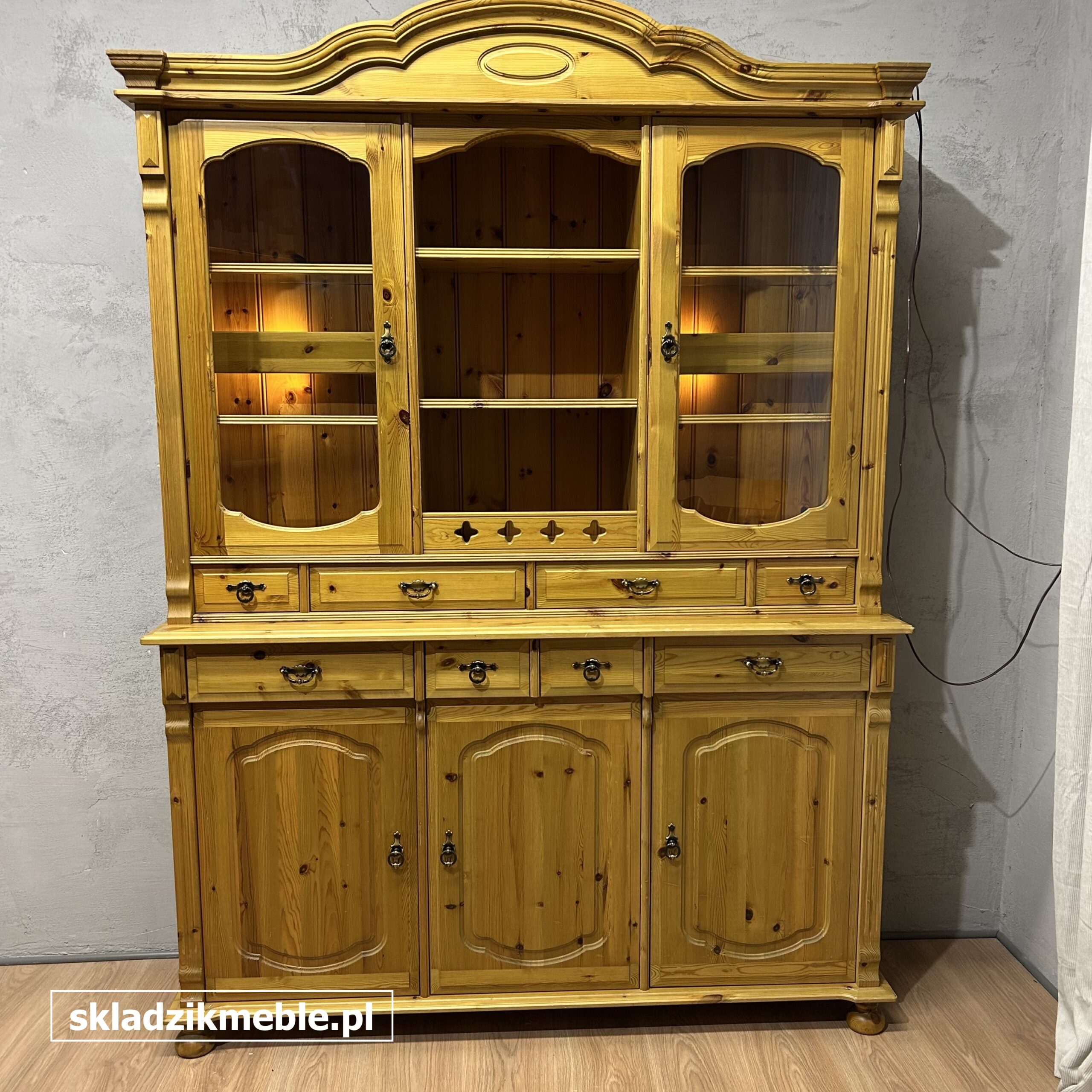 261025 KREDENS SOSNOWY, WITRYNA PRZESZKLONA, PODŚWIETLANA - obrazek 6