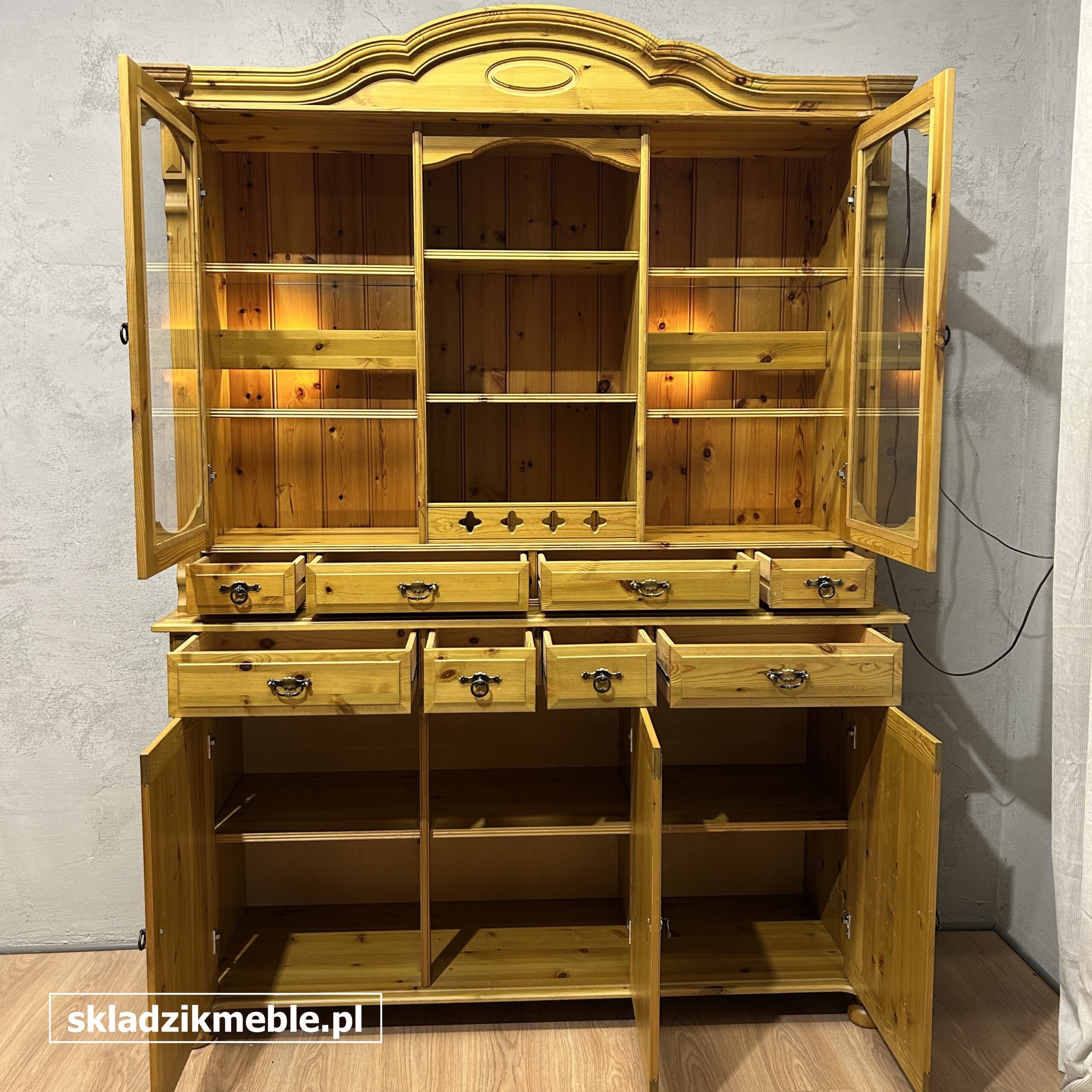 261025 KREDENS SOSNOWY, WITRYNA PRZESZKLONA, PODŚWIETLANA - obrazek 9