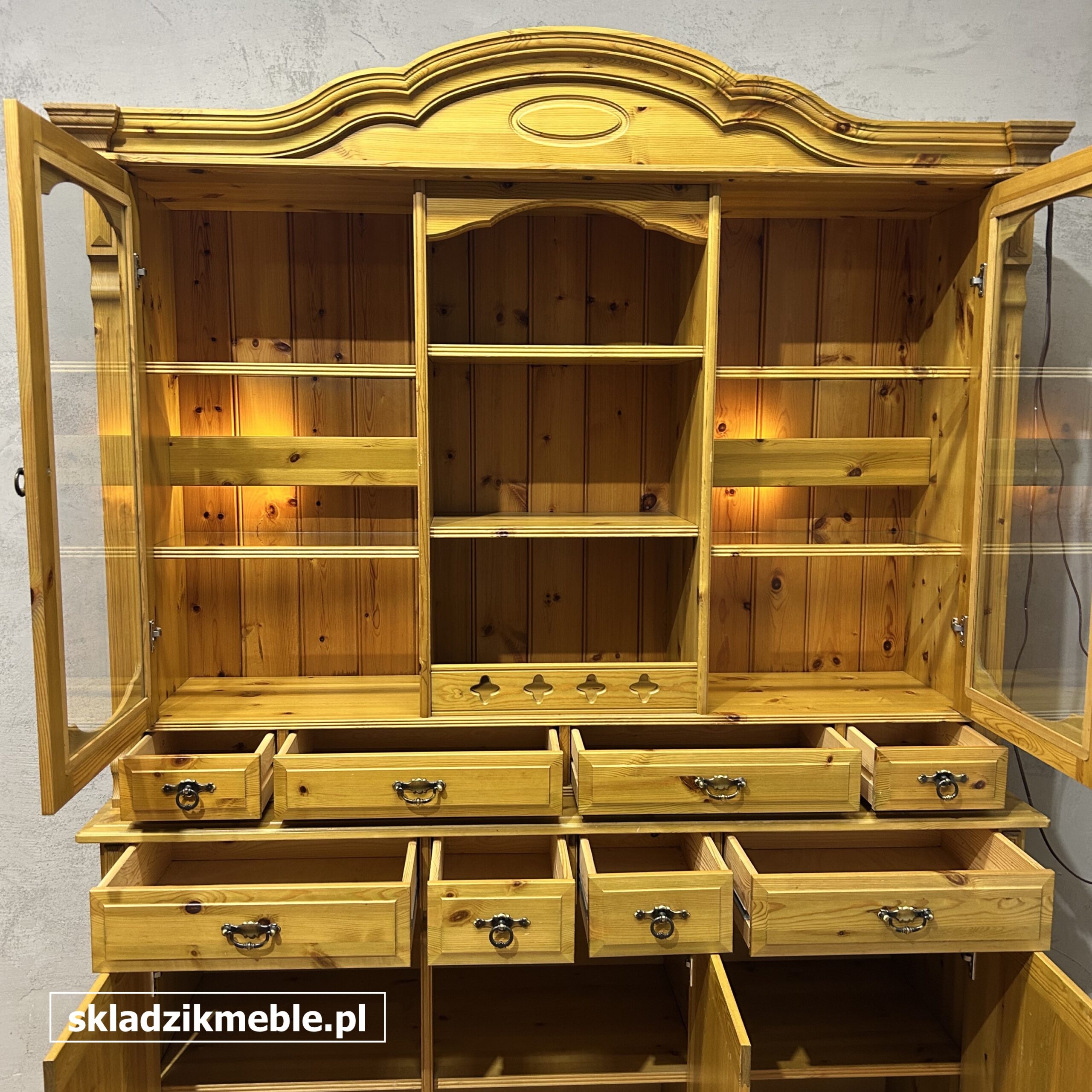 261025 KREDENS SOSNOWY, WITRYNA PRZESZKLONA, PODŚWIETLANA - obrazek 7