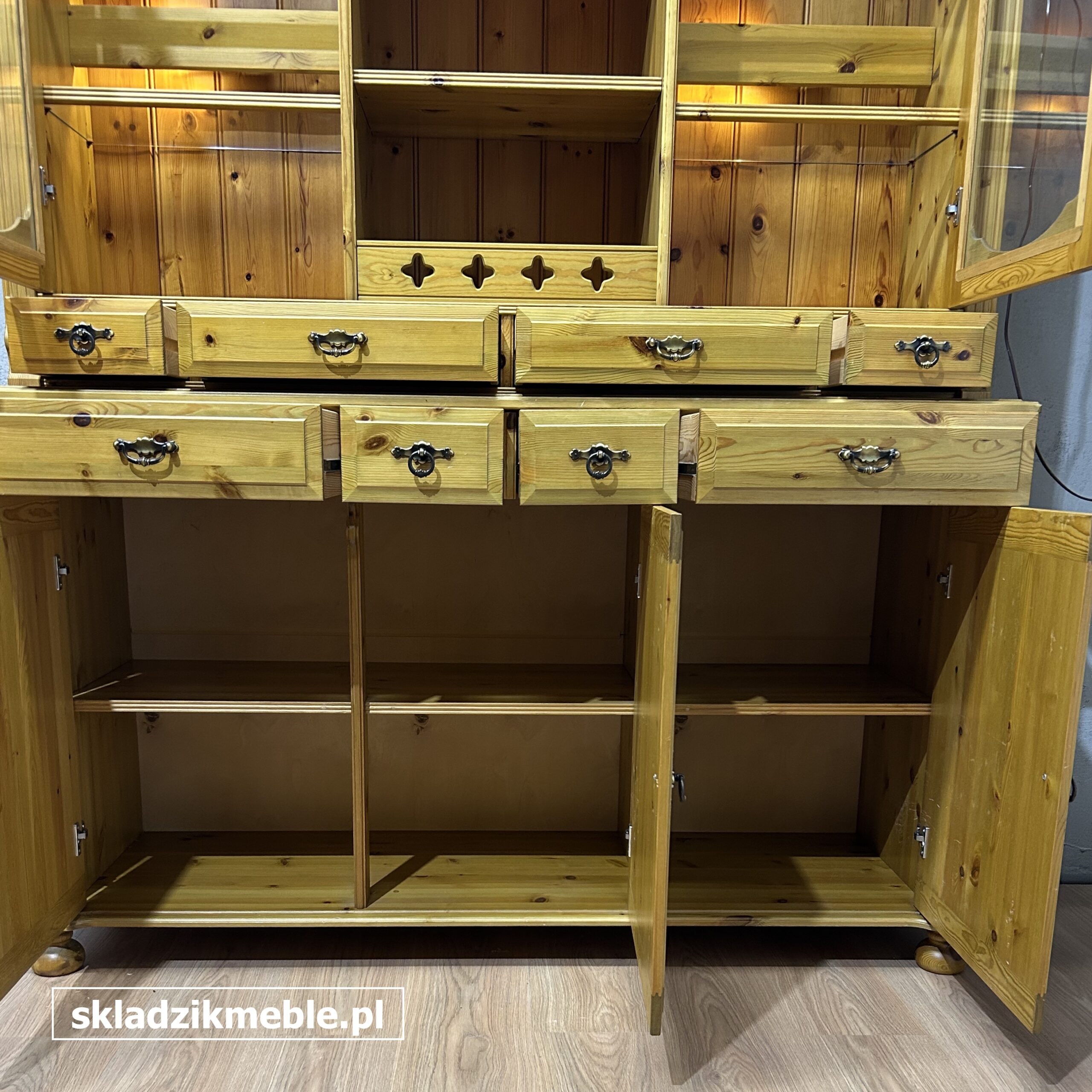 261025 KREDENS SOSNOWY, WITRYNA PRZESZKLONA, PODŚWIETLANA - obrazek 8