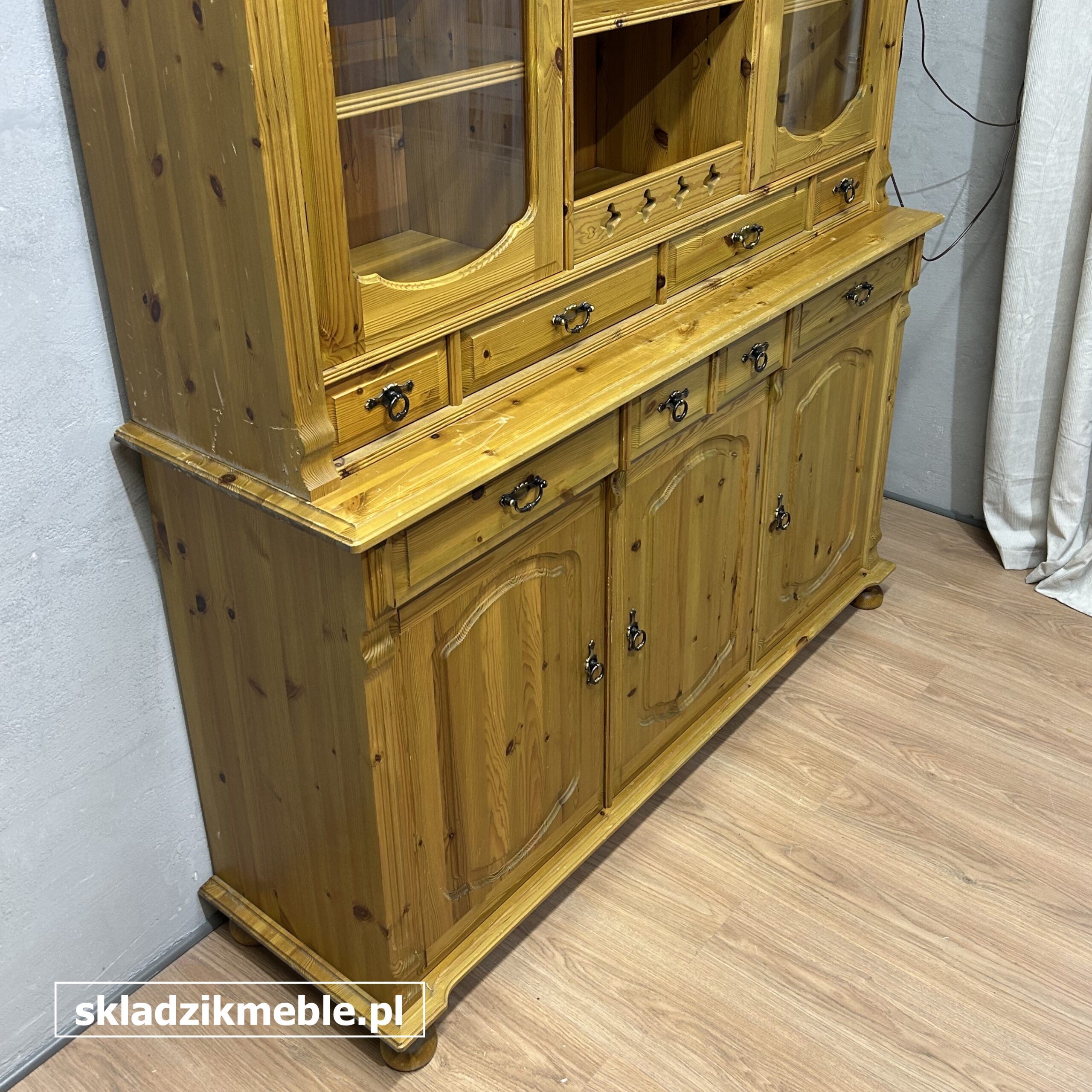 261025 KREDENS SOSNOWY, WITRYNA PRZESZKLONA, PODŚWIETLANA - obrazek 12