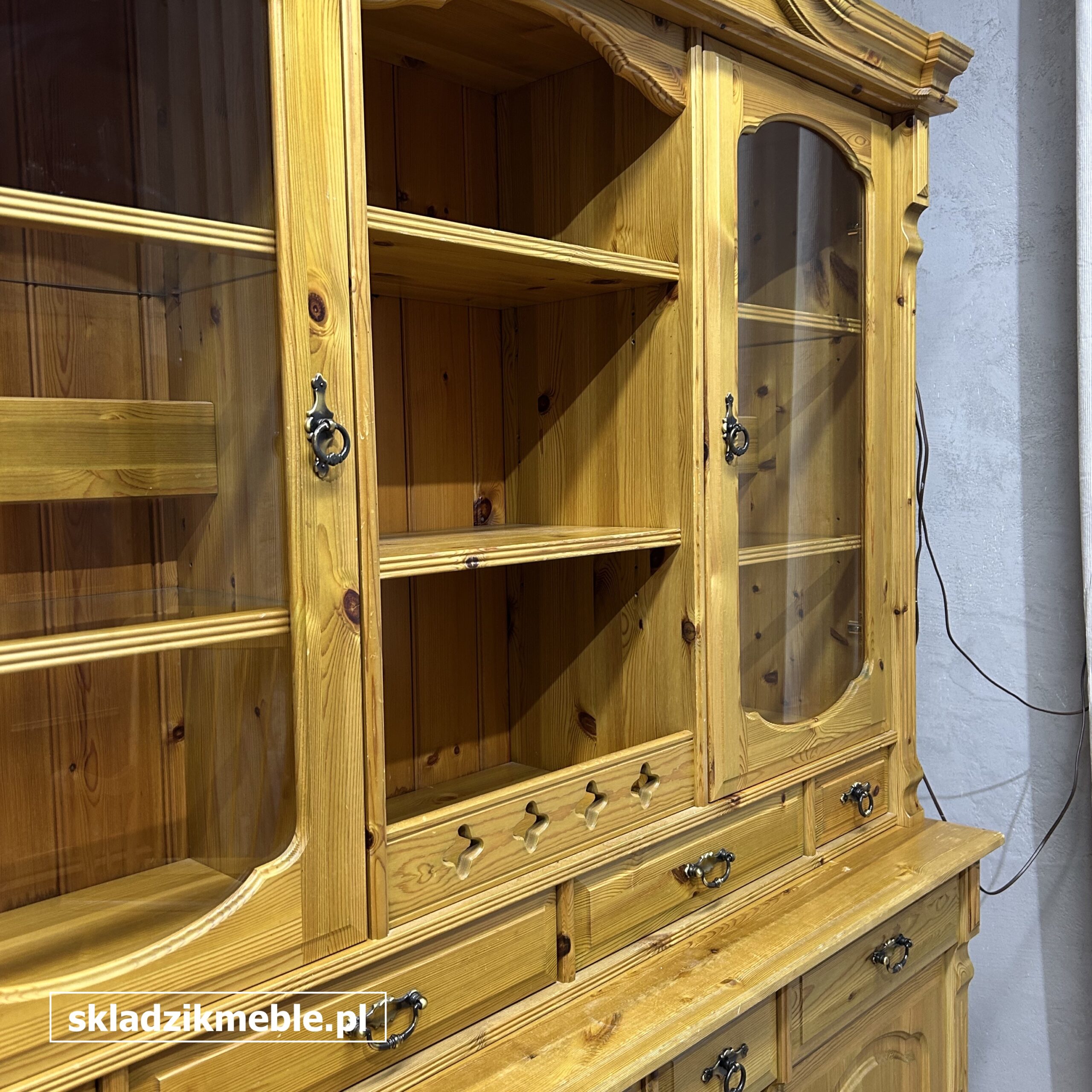 261025 KREDENS SOSNOWY, WITRYNA PRZESZKLONA, PODŚWIETLANA - obrazek 13