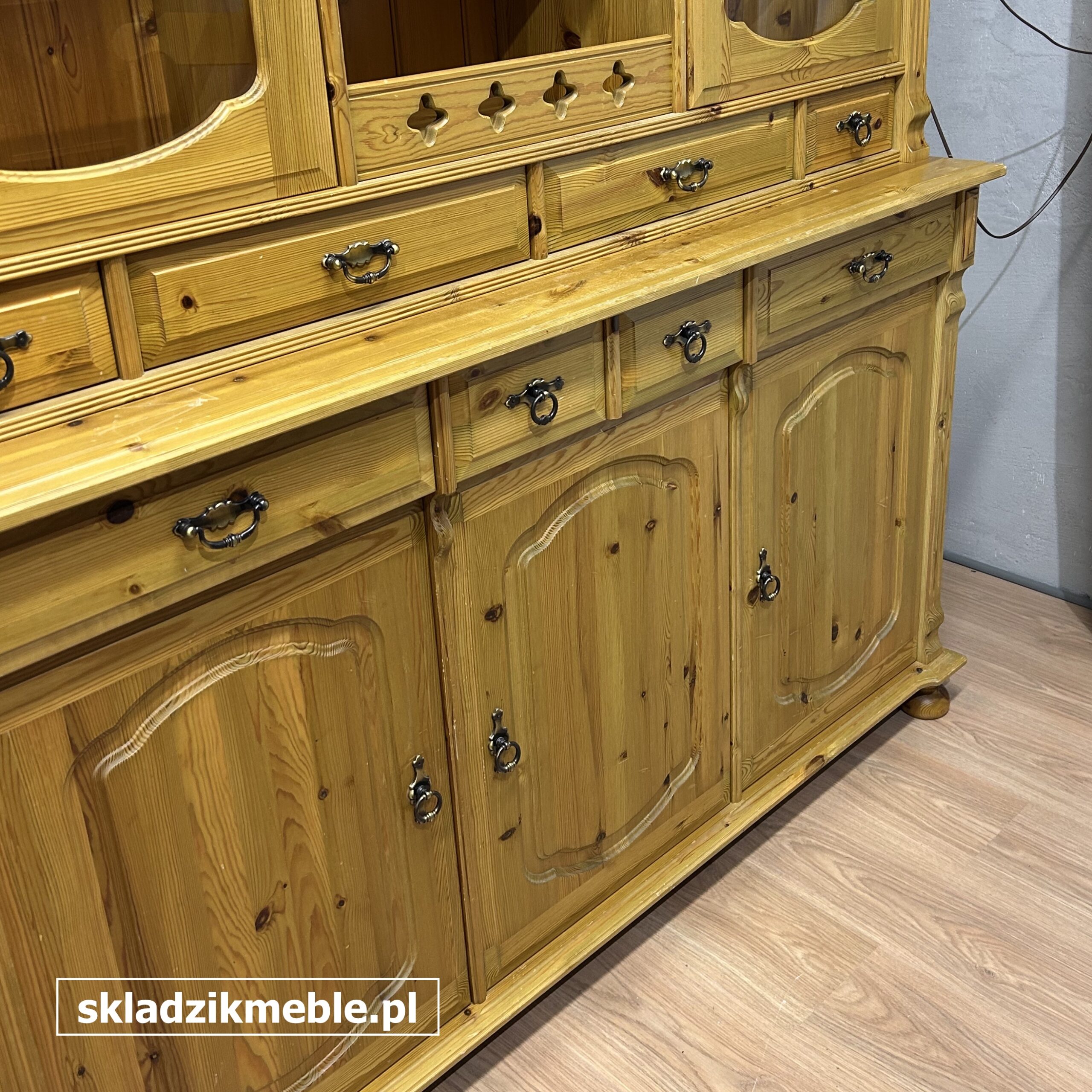 261025 KREDENS SOSNOWY, WITRYNA PRZESZKLONA, PODŚWIETLANA - obrazek 2